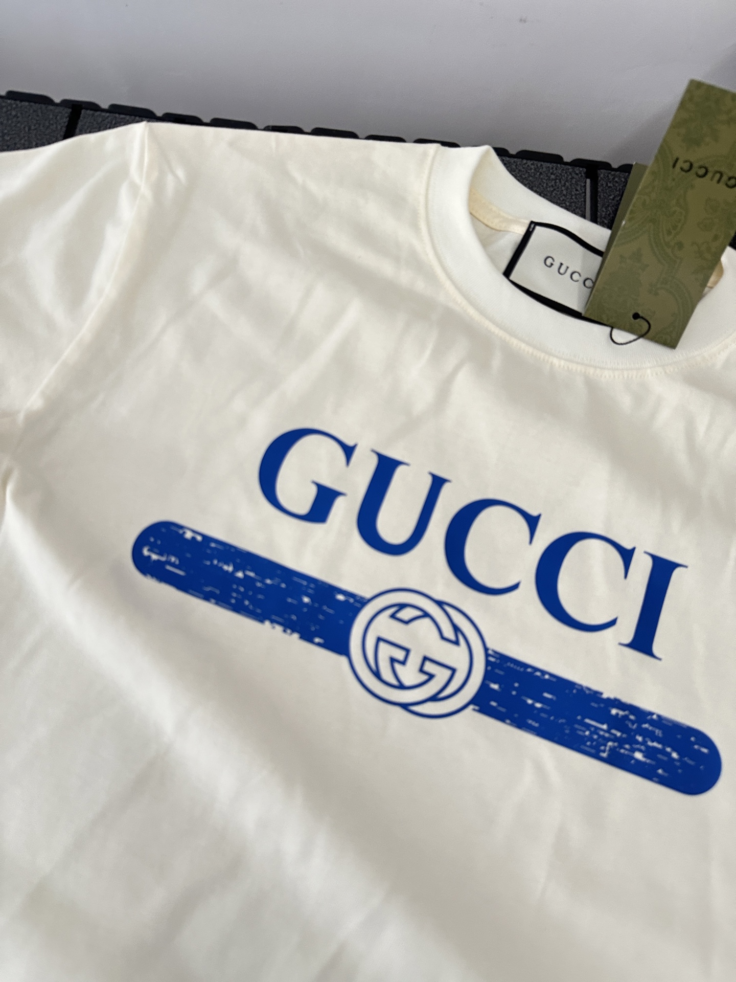 💰88
Gucci古驰男女情侣同款短袖半袖t恤
面料采用260克顶级高密度纯棉面料！双纱加厚重磅面料！手感厚实！质感无敌！
情侣宽松oversize版型！
颜色：黑 白