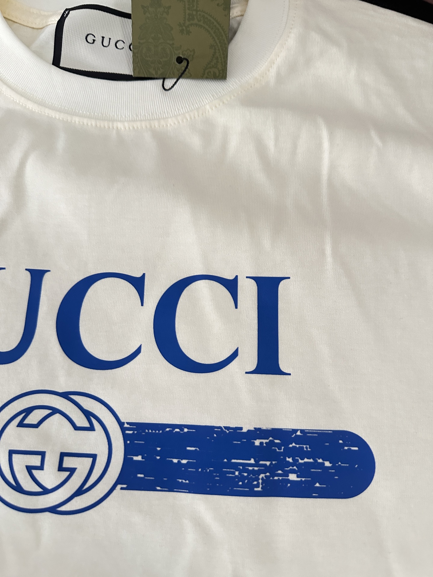 💰88
Gucci古驰男女情侣同款短袖半袖t恤
面料采用260克顶级高密度纯棉面料！双纱加厚重磅面料！手感厚实！质感无敌！
情侣宽松oversize版型！
颜色：黑 白