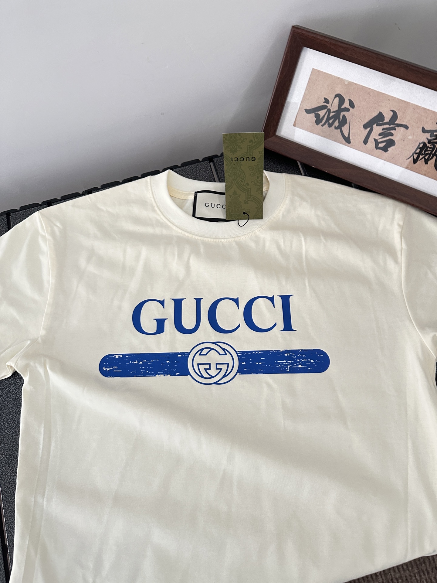 💰88
Gucci古驰男女情侣同款短袖半袖t恤
面料采用260克顶级高密度纯棉面料！双纱加厚重磅面料！手感厚实！质感无敌！
情侣宽松oversize版型！
颜色：黑 白