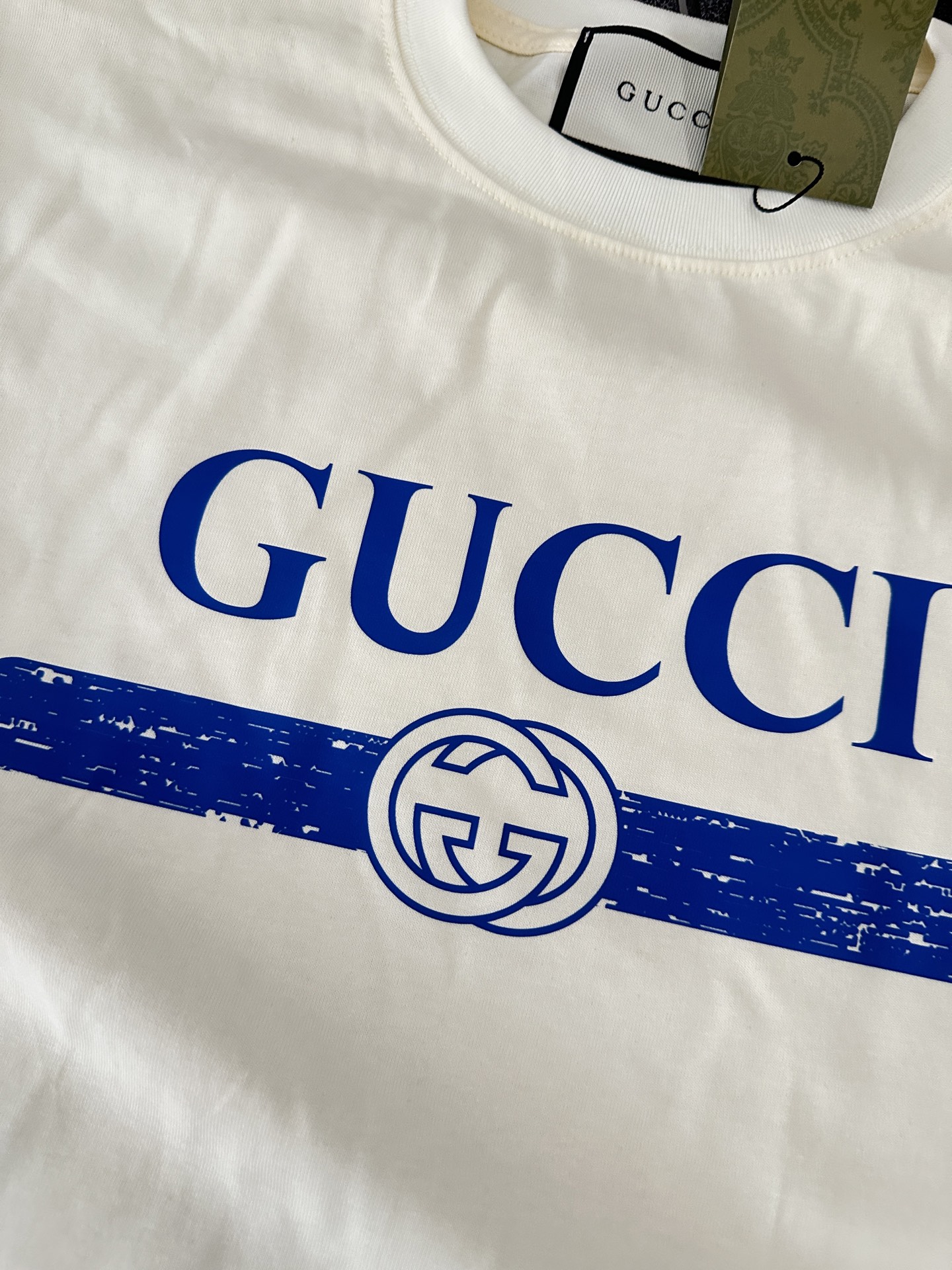 💰88
Gucci古驰男女情侣同款短袖半袖t恤
面料采用260克顶级高密度纯棉面料！双纱加厚重磅面料！手感厚实！质感无敌！
情侣宽松oversize版型！
颜色：黑 白