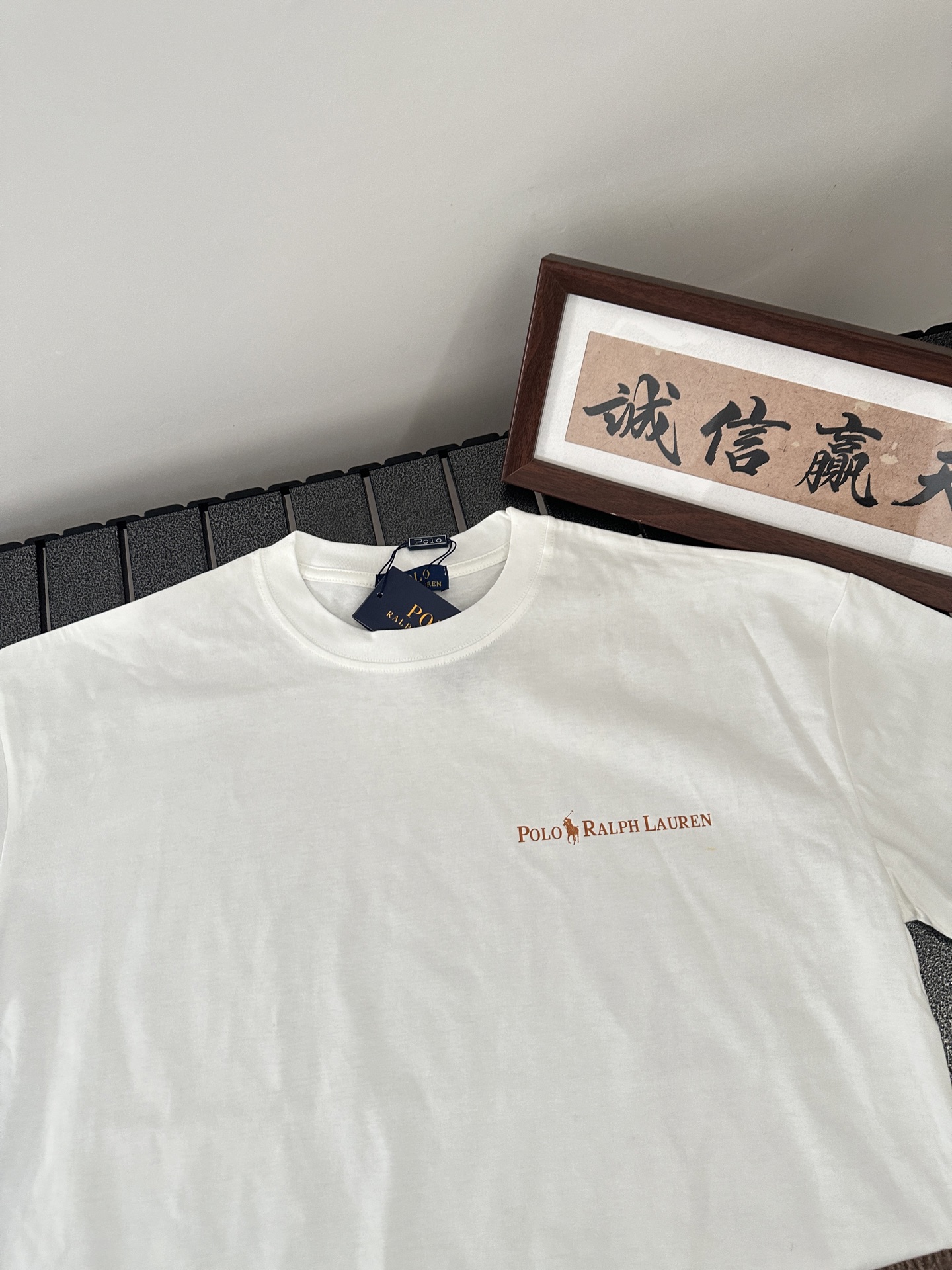💰88
【拉夫劳伦Ralph Lauren经典彩色印花圆领基础】
采用280g双纱紧密精梳全棉重磅洗水高端短袖
经典Logo标志上身超好看  男女同款 
颜色：黑色  白色
