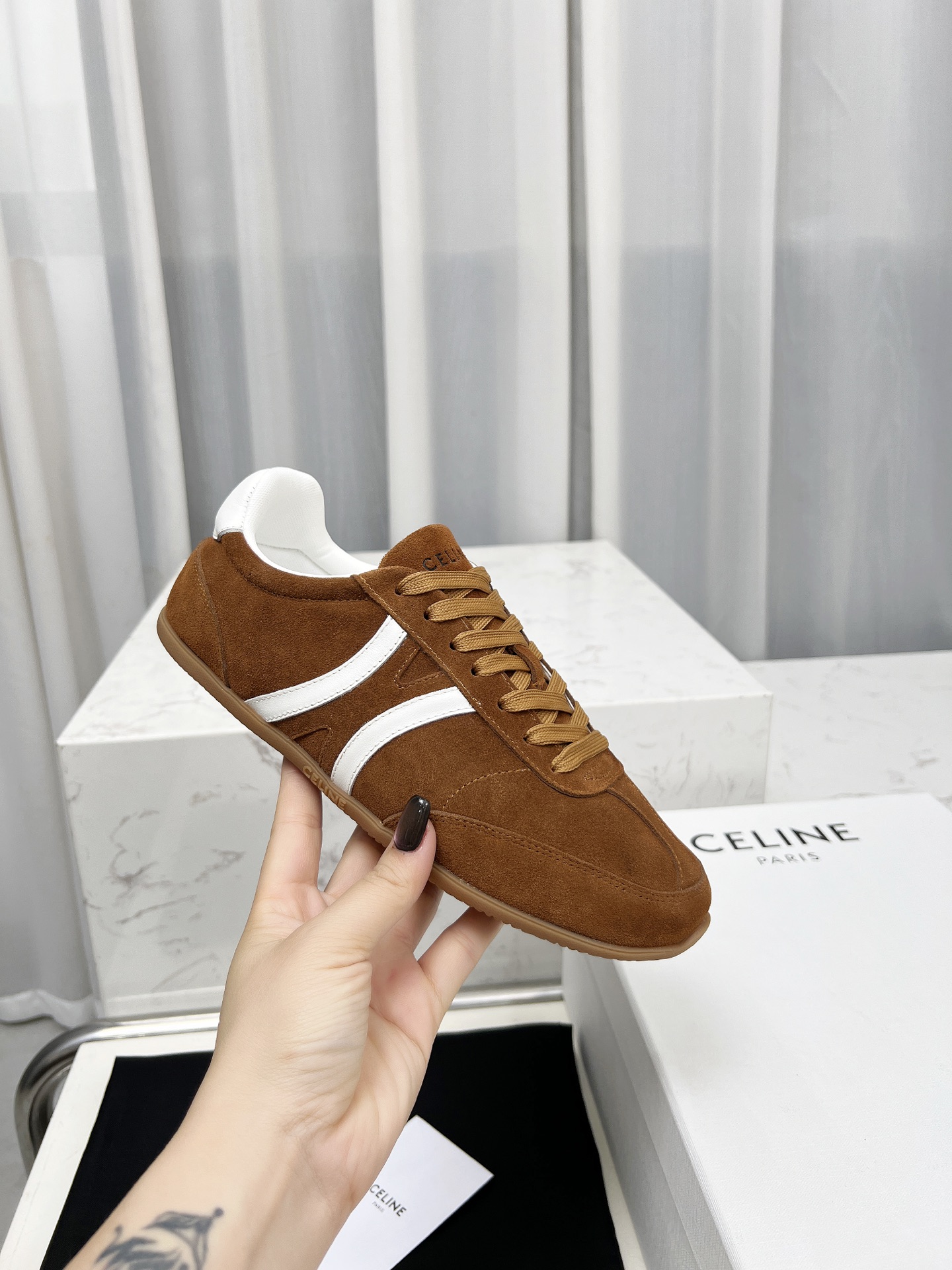 NO:260441,Selin couples 35-45JOGGER TRIOMPHE logo cowhide/cowhide suede low-top lace-up sneakers!  JOGGER uses minimalist shoe style to make daily wear both soft and straightforward, simple, versatile, light and comfortable fabric. Fabric, cowhide/merburst velvet, and inner fabric is comfortable and light, and the inner heightening foot pad is about 1.5CM. Artistic, anti-slip textured rubber bottom!  Women (leopard print cow hair) men, casual shoes/sports shoes, celine, sneakers, cowhide19860909赛琳情侣款35-45JOGGER TRIOMPHE标志牛皮革/牛皮绒面革低帮系带运动鞋！JOGGER以极简鞋型点晴日常穿搭兼具柔美与率性 简约百搭轻便舒适 面料牛皮/丝光牛绒,内里织物舒适轻盈感内增高垫脚约1.5CM.艺术感防滑纹理橡胶底！女（豹纹牛毛）男,休闲鞋/运动鞋,celine,sneakers,cowhide,Women's Shoes