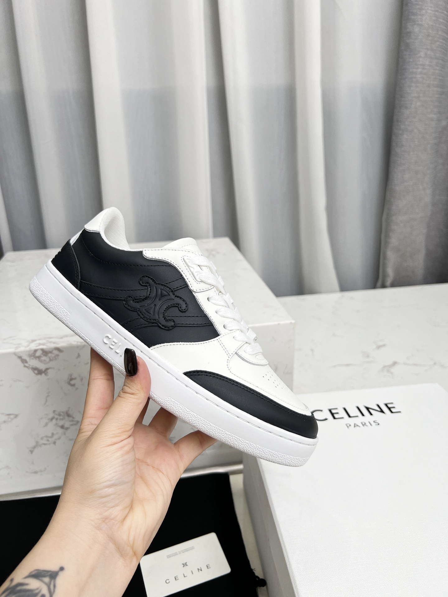 NO:260446,CT-11 Celine Spring and Summer Arc de Triomphe logo sports and casual shoes Couple style 35-44 is a minimalist shoe style, both soft and casual, simple and versatile, light and comfortable fabric, cowhide, inner fabric, comfortable and lightweight, and inner heightening foot pads are about 1CM. Artistic and non-slip textured rubber bottom!  Female, casual shoes/sports shoes, celine, sneakers, cowhide19860909CT-11 Celine 春夏凯旋门logo 运动休闲鞋 情侣款35-44以极简鞋型点晴日常穿搭兼具柔美与率性 简约百搭轻便舒适 面料牛皮,内里织物舒适轻盈感内增高垫脚约1CM.艺术感防滑纹理橡胶底！ 女 男,休闲鞋/运动鞋,celine,sneakers,cowhide,Women's Shoes