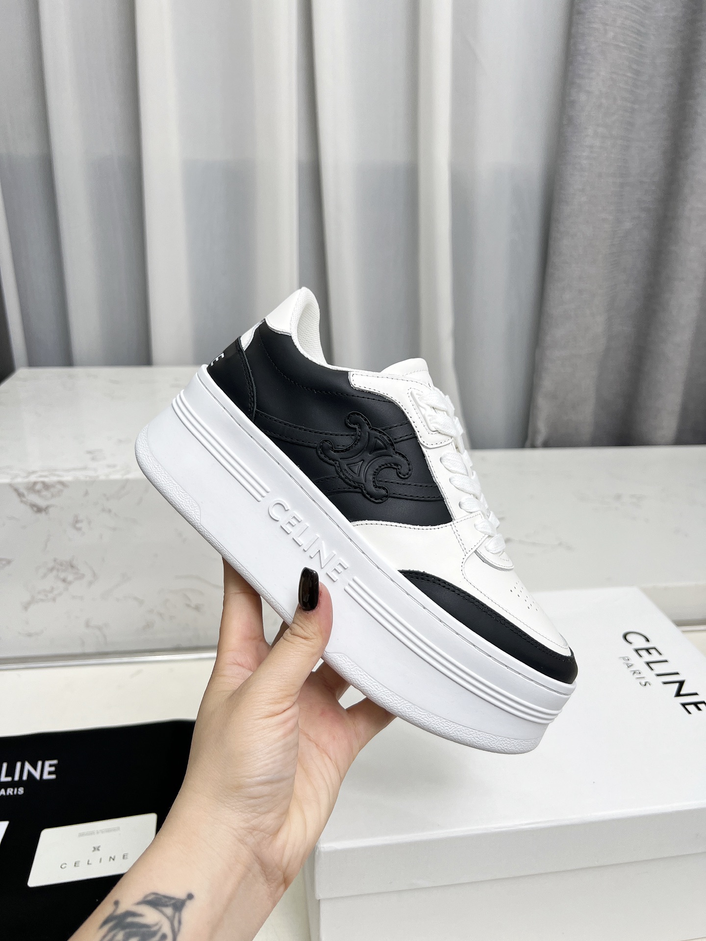 NO:260448,CT-11 Celine Spring and Summer Arc de Triomphe logo sports and casual shoes. It is a minimalist shoe shape that is both soft and straightforward. It is simple, versatile, light and comfortable. Fabric, cowhide, inner fabric, comfortable and lightweight, and inner heightening foot pads are about 1CM.6CM thick artistic sense of anti-slip textured rubber bottom!  35-39, casual shoes/sports shoes, celine, sneakers, cowhide19860909CT-11 Celine 春夏凯旋门logo 运动休闲鞋 以极简鞋型点晴日常穿搭兼具柔美与率性 简约百搭轻便舒适 面料牛皮,内里织物舒适轻盈感内增高垫脚约1CM.6CM厚艺术感防滑纹理橡胶底！35-39,休闲鞋/运动鞋,celine,sneakers,cowhide,Women's Shoes