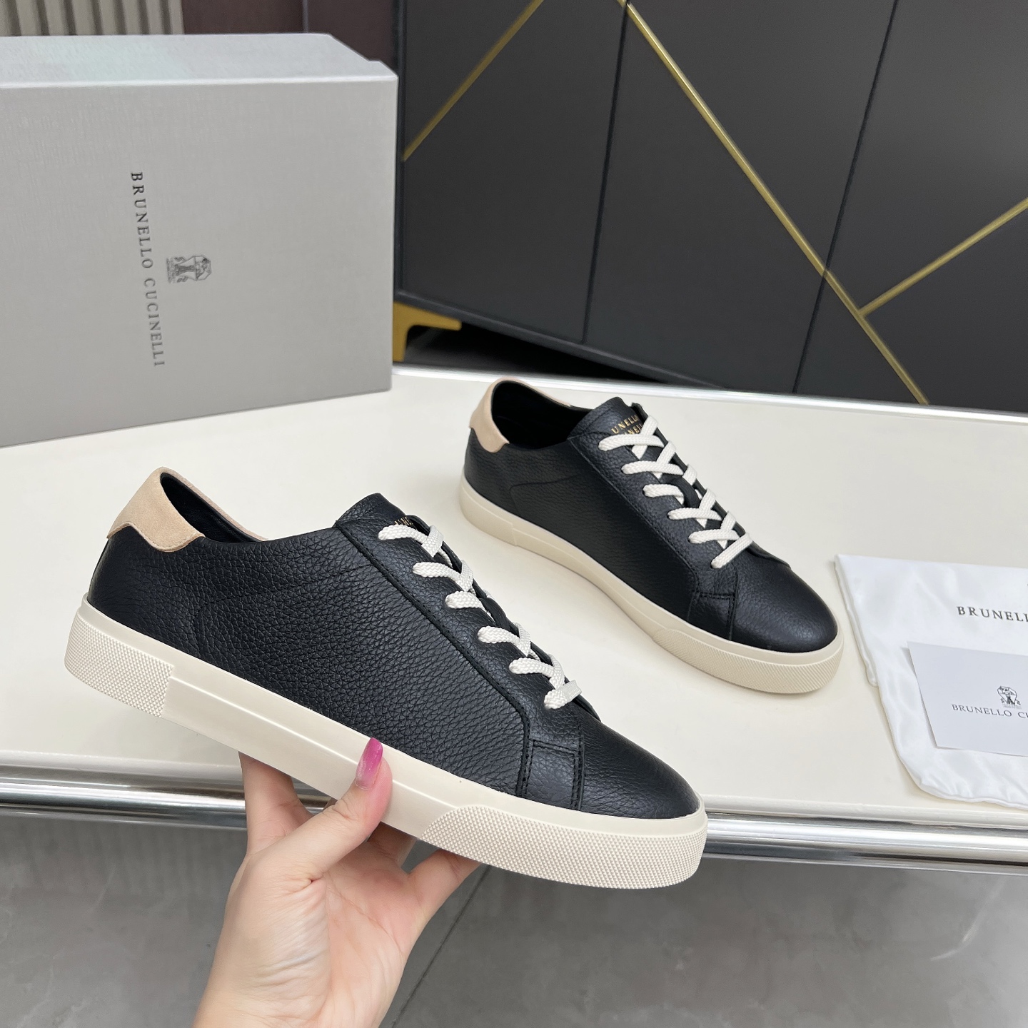 NO:556258,Real-price Brunello Cucinelli early autumn men's casual sports shoes, old money style, this lace-up BC non-tide rubber-soled shoe has a new story. The exquisite cow velvet/environmentally friendly cowhide has become the featured material of this new product. The combination of smooth and flexible upper and natural rubber sole that ensures a comfortable on-foot feel creates a pair of shoes that are both lightweight and flexible. The Solomeo logo on the heel completes the design of the shoe with its elegant and exquisite style. The rubber anti-slip and wear-resistant outsole  The inner padding is made of anti-odor and anti-sweat custom fabric, size: 40-45, brunello cucinelli, cowhide19860909实价Brunello Cucinelli早秋男士休闲运动板鞋 老钱风格这款系带款BC不退潮感的胶底鞋又有新故事,考究精美的牛绒/环保牛皮成为这款新品的特色材料.光滑又柔韧的鞋面和确保舒适上脚感的天然橡胶鞋底组合,成就出一双既轻量又灵活的鞋履.而鞋后跟上的 Solomeo 标志以其优雅精美风格完美鞋子的设计感.橡胶防滑耐磨大底 内里垫脚防臭防汗定制布料,尺码:40-45,,brunello cucinelli,cowhide,Men's shoes