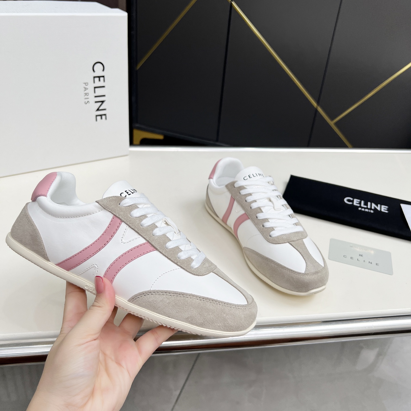 NO:536945,Selin JOGGER TRIOMPHE logo cowhide/cowhide suede low-top lace-up sneakers!  JOGGER uses minimalist shoe style to make daily wear both soft and straightforward, simple, versatile, light and comfortable fabric. Fabric, cowhide/merburst velvet, and inner fabric is comfortable and light, and the inner heightening foot pad is about 1.5CM. Artistic, anti-slip textured rubber bottom!  5-40P women (leopard print cow hair), casual shoes/sports shoes, celine, sneakers, cowhide19860909赛琳JOGGER TRIOMPHE标志牛皮革/牛皮绒面革低帮系带运动鞋！JOGGER以极简鞋型点晴日常穿搭兼具柔美与率性 简约百搭轻便舒适 面料牛皮/丝光牛绒,内里织物舒适轻盈感内增高垫脚约1.5CM.艺术感防滑纹理橡胶底！5-40P女（豹纹牛毛）,休闲鞋/运动鞋,celine,sneakers,cowhide,Women's Shoes