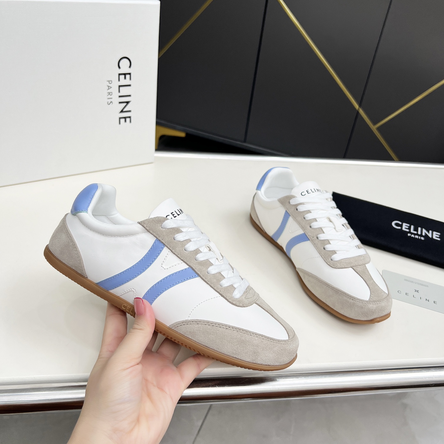 NO:556265,Real price Céline JOGGER TRIOMPHE logo cow leather/cowhide suede low-top lace-up sneakers!  JOGGER highlights daily wear with a minimalist shoe shape that combines femininity and spontaneity. It is simple, versatile, light and comfortable. The material is cowhide/mercerized cowhide, and the inner fabric is comfortable and light. The inner raised foot pad is about 1.5CM. Artistic non-slip textured rubber sole!  35-40,,celine,sneakers,cowhide19860909实价赛琳JOGGER TRIOMPHE标志牛皮革/牛皮绒面革低帮系带运动鞋！JOGGER以极简鞋型点晴日常穿搭兼具柔美与率性 简约百搭轻便舒适 面料牛皮/丝光牛绒,内里织物舒适轻盈感内增高垫脚约1.5CM.艺术感防滑纹理橡胶底！35-40,,celine,sneakers,cowhide,Men's shoes