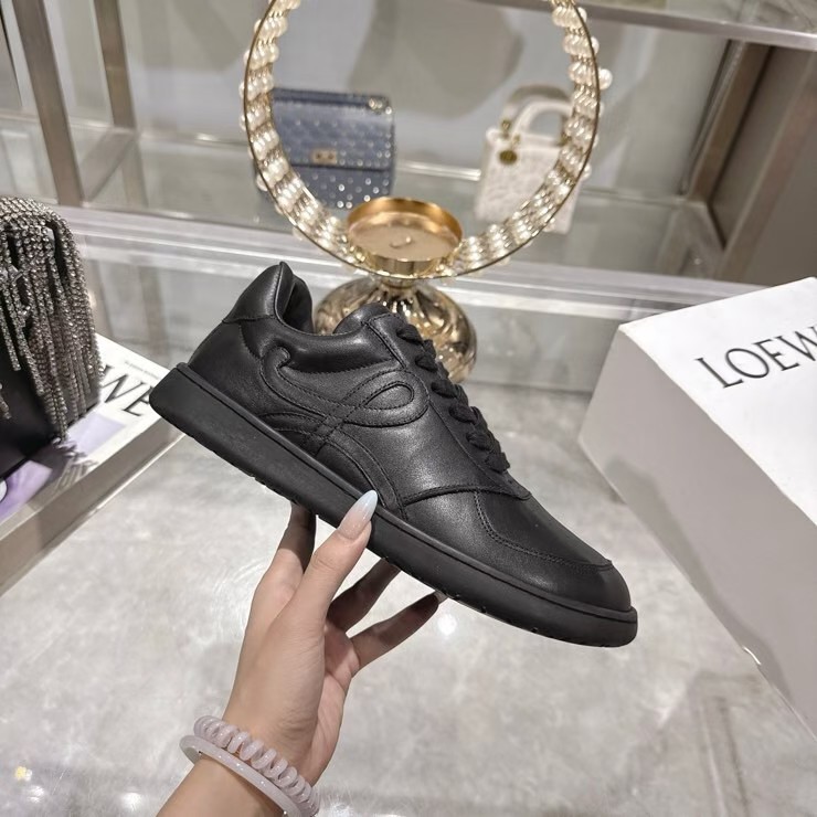 NO:556215,High-priced version for couples, LOEWE/Loewewe 25ss autumn and winter new Jambo sneakers with straps, retro British style white shoes and casual shoes ~ high quality in the market. The original version was purchased and developed, and the details are in place. This will be the first explosive version to detonate in early autumn, and it is worth owning. It has a unique fashion trend-leading style, and it is highly recommended to stock up. The shoe style is great, the leather is soft and comfortable, the upper is very comfortable and it is easy to match the imported first-layer cowhide leather on the upper and sheepskin lining on the inside.  Outsole ZP one-to-one open mold outsole Size: Female 35-41 Male 39-45 (Female 40.41 Male 45, custom-made, non-returnable, non-exchangeable),,loewe,loewe,cowhide,sheepskin19860909实价高版本情侣款  LOEWE/罗意威 25ss秋冬新款Jambo板鞋绑带复古英伦风小白鞋休闲鞋～市场高品质 原版购入开发,细节处理到位.这将是引爆早秋的第一款爆版,值得拥有.独具时尚潮流领先风格,强烈推荐备货入手 鞋型韵味超赞,皮质柔软舒适度极高,上脚非常舒服而且又好搭配鞋面进口头层牛皮 内里羊皮内里 大底ZP一比一开模大底 码数女35-41 男39-45 (女40.41男款45 订做不退不换),,loewe,loewe,cowhide,sheepskin,Men's shoes