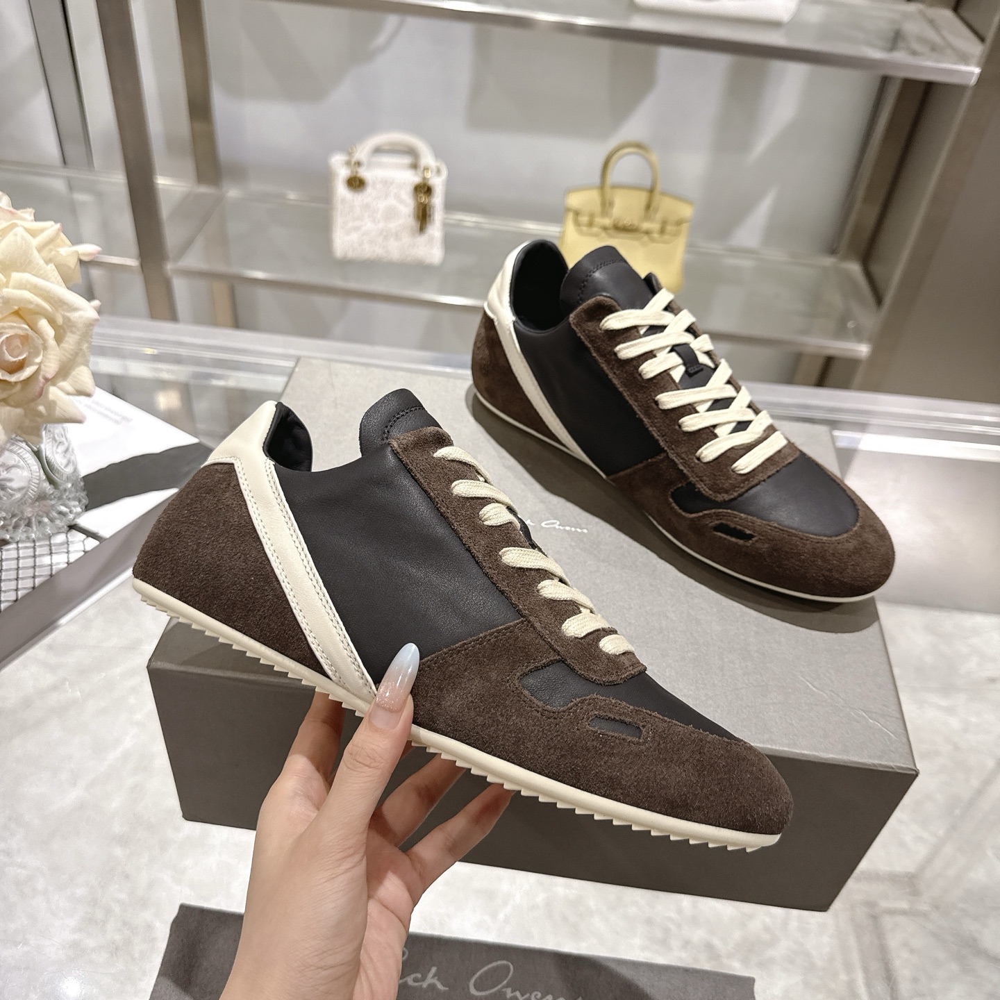 NO:612573,Top version RICK OWENS 26SS New moral training shoes purchase high-level version RICK OWENS Rick Owens full-grain calfskin retro sports shoes casual dark black thin soles delicate texture, 1:1 restored engraving oil edge + two-layer foot pads, lasting technology, extremely comfortable cowhide foot pads 2.5CM invisible inner increase, same style for men and women. Fabric original full-grain cowhide lining original cowhide lining  Sizes 35~43 for women (40-43 customized, non-returnable and non-exchangeable), male sizes 39-45 (45-46 customized, non-returnable and non-exchangeable), casual shoes/sports shoes, sneakers, cowhide19860909顶级版本 RICK OWENS 26SS 新品德训鞋代购级别高版本RICK OWENS 瑞克 欧文斯全粒面小牛皮复古运动鞋休闲 暗黑系薄底 质感细腻,1:1还原刻复油边+两层垫脚、套楦工艺,极度舒适 牛皮垫脚2.5CM 隐形内增高,男女同款. 面料原版全粒面牛皮 内里原版牛皮内里 尺码35~43女码（40-43定制不退不换 男码39-45（45-46定制不退不换）,休闲鞋/运动鞋,sneakers,cowhide,Women's Shoes