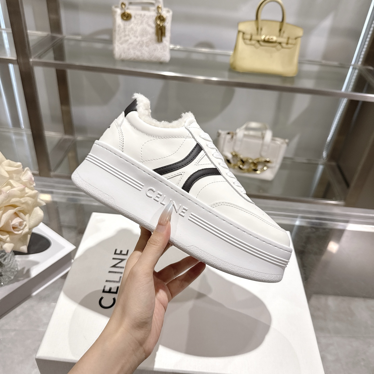 NO:612577,CELINE BLOCK TRIOMPHE cow leather wedge sneakers, white shoes with thick soles and wool lining. The Arc de Triomphe logo is embossed on the back of the shoe. New model for early autumn. Arc de Triomphe logo lace. Simple and comfortable, clean and neat, heightening and showing slim legs. Whether worn alone or paired with wide-leg pants, high street and retro, let's make a CELINE girl together. Original cowhide contrast color on the upper. Original lining. Outsole rubber material.  35-39 (other sizes customized), casual shoes/sports shoes, celine, celine, sneakers, cowhide19860909CELINE赛琳 BLOCK TRIOMPHE牛皮革坡跟运动鞋厚底羊毛里小白鞋 鞋后帮压印凯旋门标志 早秋新款 凯旋门徽标系带 简单舒服,干净利落,增高显腿细 无论是单穿还是搭配阔腿裤,高街又复古一起来做CELINE女孩 鞋面原版牛皮撞色 原版内里 大底橡胶材质 35-39（其它码数定做）,休闲鞋/运动鞋,celine,celine,sneakers,cowhide,Women's Shoes