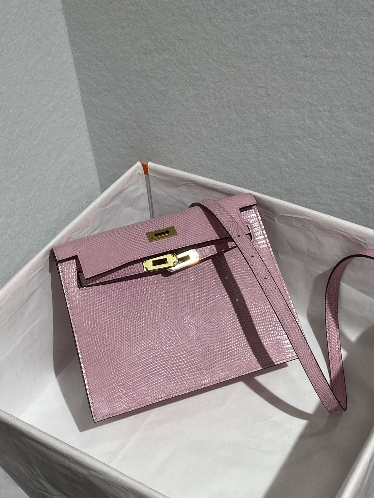 NO:851359,Lizard dancing bag 22cm cherry blossom pink gold buckle ready stock Kelly danse 22 lizard, Hermes, hermes, Hermes,19860909蜥蜴跳舞包22cm 樱花粉金扣现货 Kelly danse 22 lizard,爱马仕,hermes,Hermes,,Bag