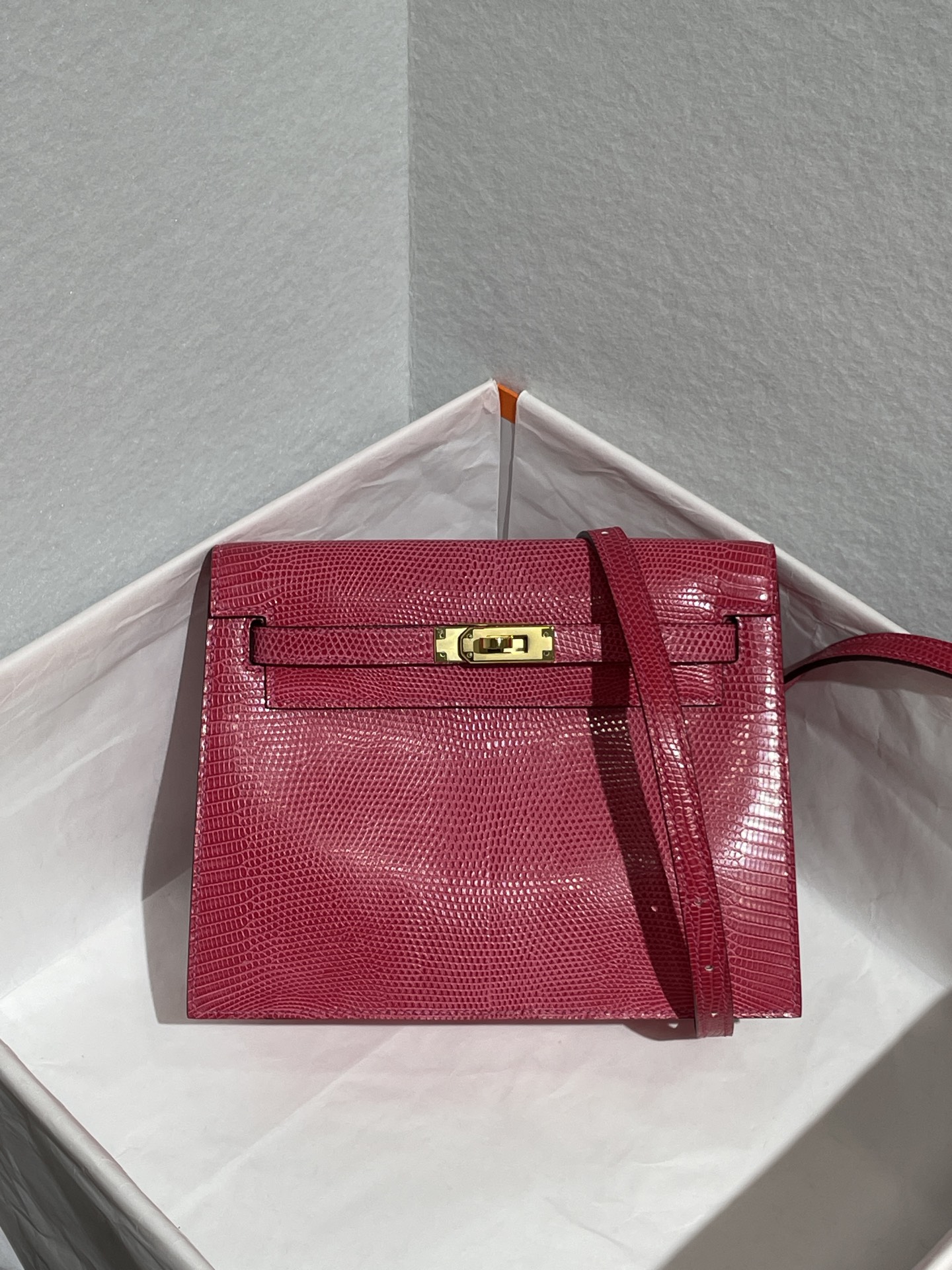 NO:851398,Lizard dancing bag 22cm watermelon red gold buckle in stock Kelly danse22 lizard, Hermes, hermes, Hermes,19860909蜥蜴跳舞包22cm 西瓜红金扣现货 Kelly danse22 lizard,爱马仕,hermes,Hermes,,Bag