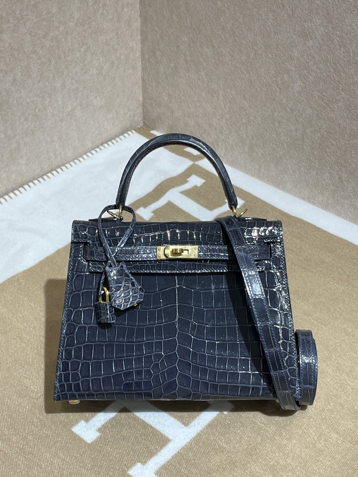 NO:852377,Kelly 25 shiny Nile crocodile | Midnight blue gold buckle in stock Kelly 25 shiny Nile crocodile, Hermes, hermes, Hermes,19860909尼罗鳄高光凯莉25 | 午夜蓝金扣现货 Kelly 25 shiny Nile crocodile,爱马仕,hermes,Hermes,,Bag