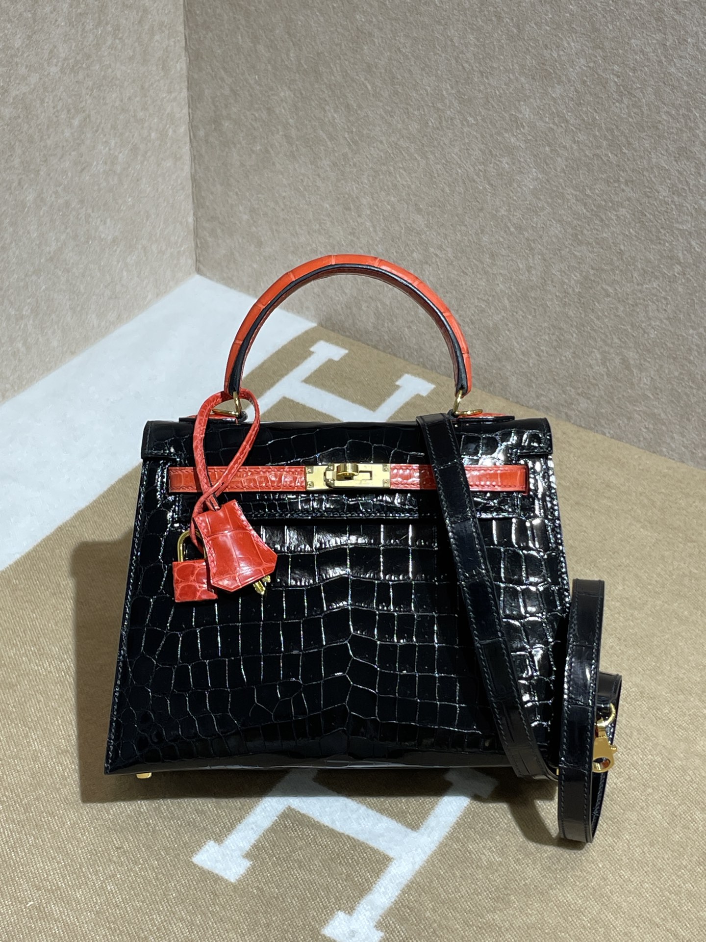 NO:852388,Nile crocodile high-gloss Kelly 25 | Black with flame orange silver buckle in stock Kelly 25 shiny Nile crocodile, Hermes, hermes, Hermes,19860909尼罗鳄高光凯莉25 | 黑色拼火焰橙银扣现货 Kelly 25 shiny Nile crocodile,爱马仕,hermes,Hermes,,Bag