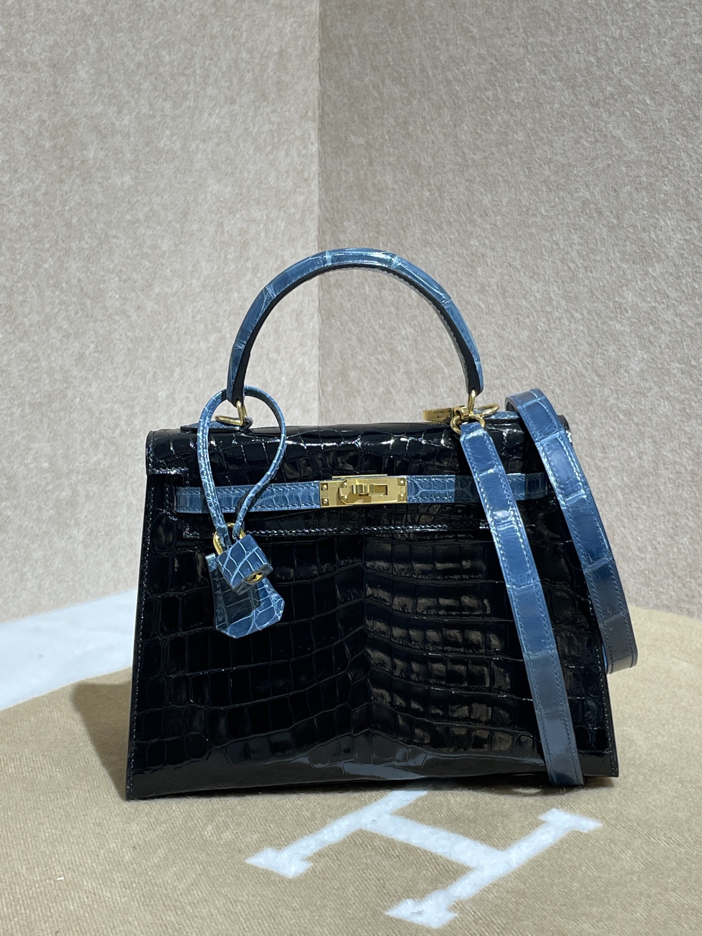 NO:852398,Nile crocodile high gloss Kelly 25 | black with sea blue gold buckle ready stock Kelly 25 shiny Nile crocodile, Hermes, hermes, Hermes,19860909尼罗鳄高光凯莉25 | 黑色拼海水蓝金扣现货 Kelly 25 shiny Nile crocodile,爱马仕,hermes,Hermes,,Bag