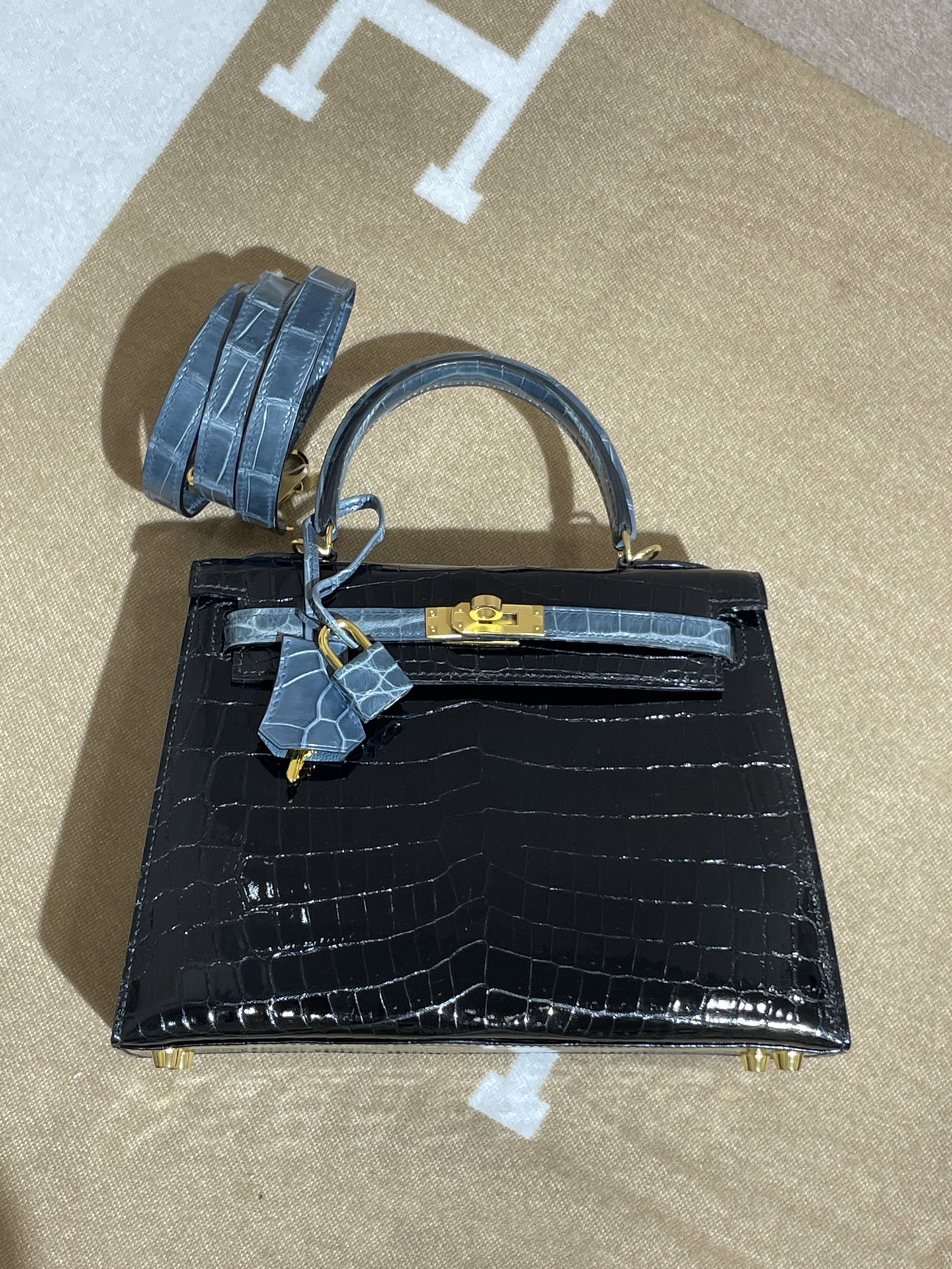 NO:852408,Nile crocodile high-gloss Kelly 25 | Black with denim blue gold buckle in stock Kelly 25 shiny Nile crocodile, Hermes, hermes, Hermes,19860909尼罗鳄高光凯莉25 | 黑色拼牛仔蓝金扣现货 Kelly 25 shiny Nile crocodile,爱马仕,hermes,Hermes,,Bag