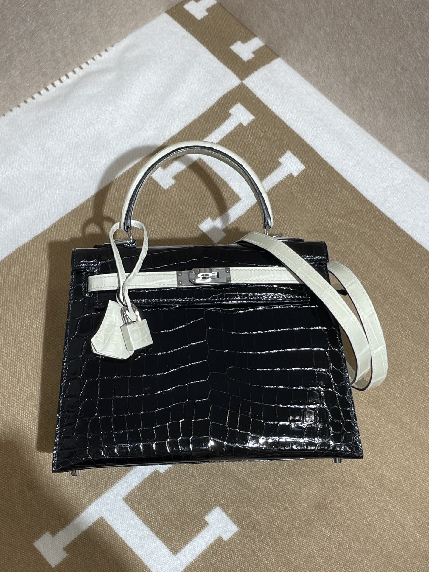 NO:852418,Nile crocodile high-gloss Kelly 25 black with mushroom silver buckle Kelly 25 shiny Nile crocodile,Hermes,hermes,Hermes,19860909尼罗鳄高光凯莉25 黑色拼蘑菇白银扣 Kelly 25 shiny Nile crocodile,爱马仕,hermes,Hermes,,Bag