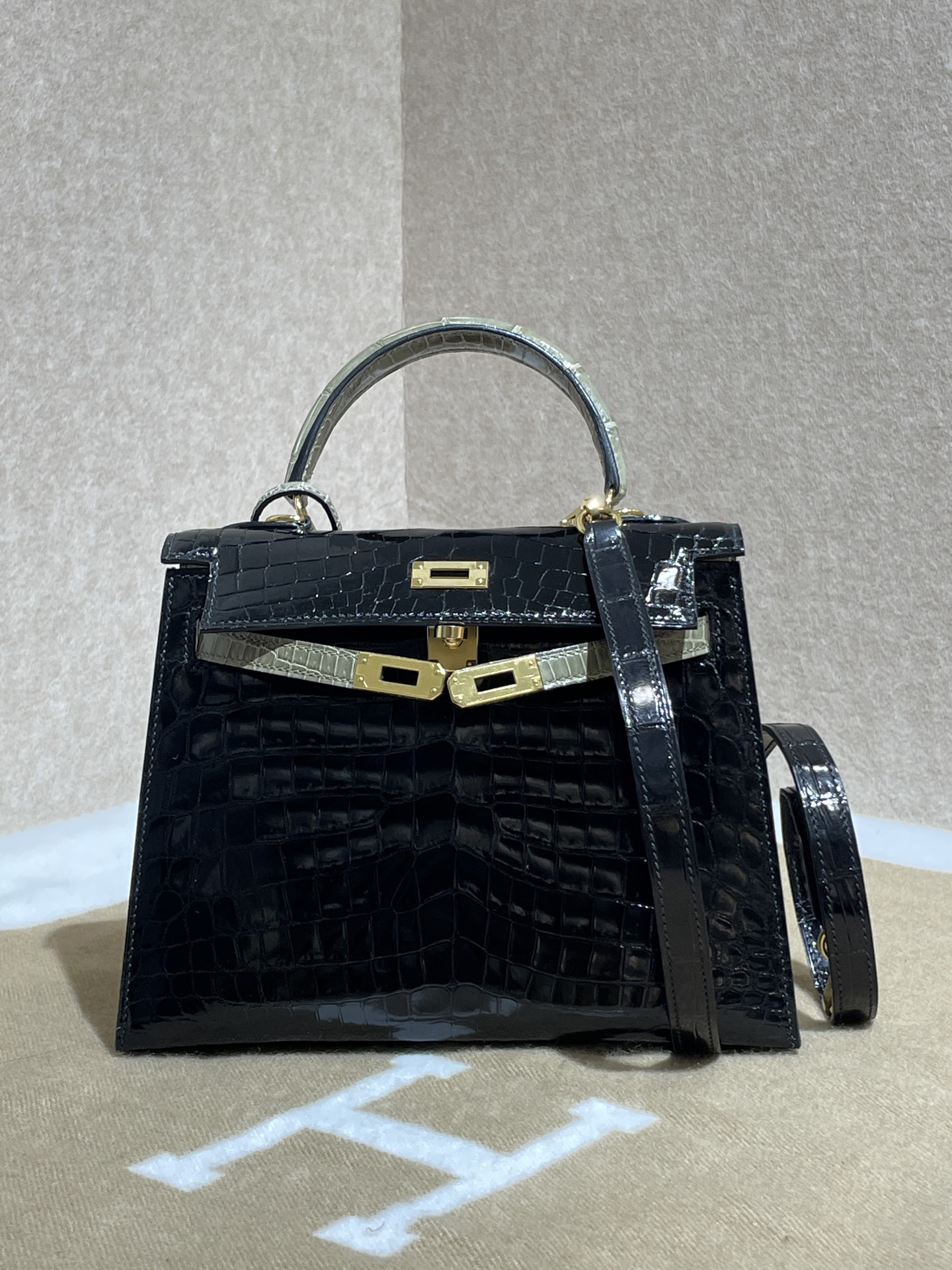 NO:852428,Nile crocodile high-gloss Kelly 25 black dove gray gold buckle Kelly 25 shiny Nile crocodile,Hermes,hermes,Hermes,19860909尼罗鳄高光凯莉25 黑色拼斑鸠灰金扣 Kelly 25 shiny Nile crocodile,爱马仕,hermes,Hermes,,Bag