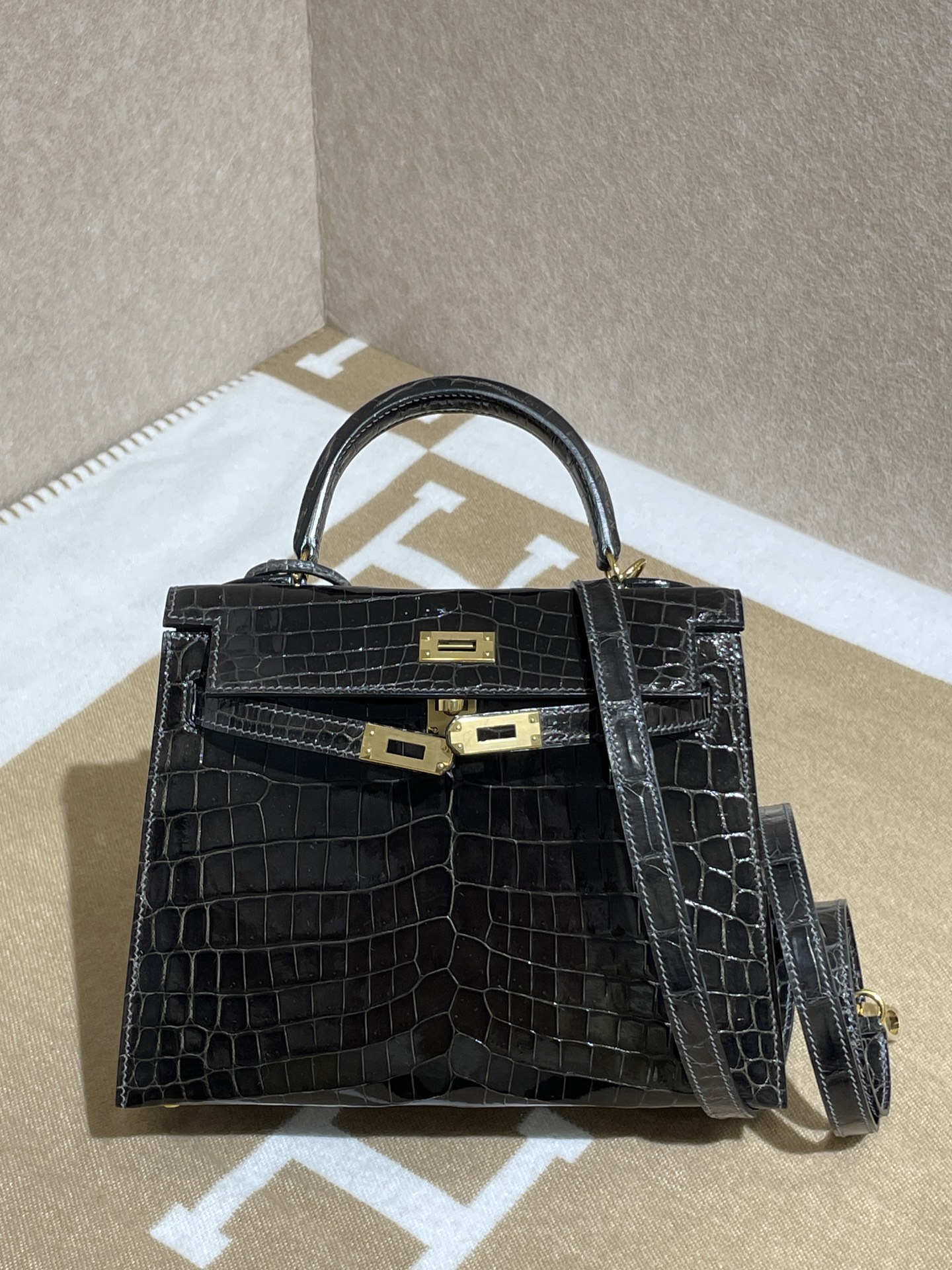 NO:852438,Nile crocodile high gloss Kelly 25 graphite gray gold buckle Kelly 25 shiny Nile crocodile,Hermes,hermes,Hermes,19860909尼罗鳄高光凯莉25 石墨灰金扣 Kelly 25 shiny Nile crocodile,爱马仕,hermes,Hermes,,Bag
