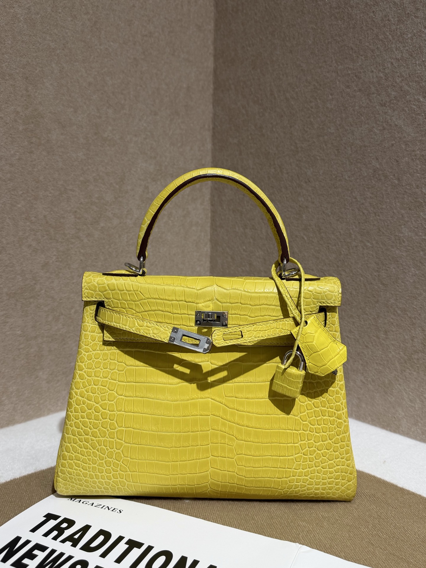 NO:852427,Crocodile matte Kelly 25cm marigold yellow silver buckle in stock Kelly 25 Matte orosus crocodile, Hermes, hermes, Hermes,19860909湾鳄雾面凯莉25cm 金盏花黄银扣现货 Kelly 25 Matte orosus crocodile,爱马仕,hermes,Hermes,,Bag