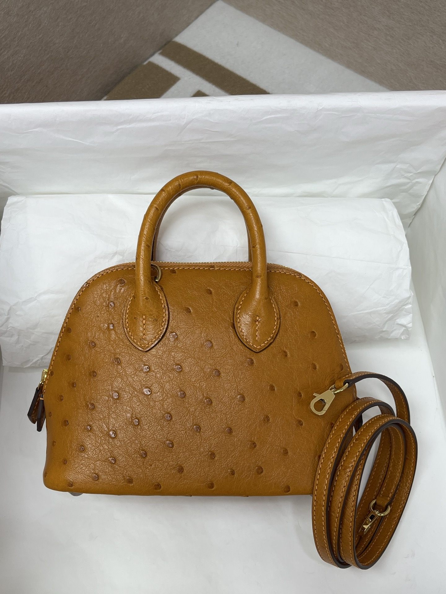 NO:851445,Ostrich skin | Mini version of bowling ball | Amber gold buckle in stock, Hermes, hermes, ostrich skin, gold, Hermes,19860909鸵鸟皮｜迷你版保龄球｜琥珀黄金扣现货,爱马仕,hermes,ostrich skin,gold,Hermes,,Bag