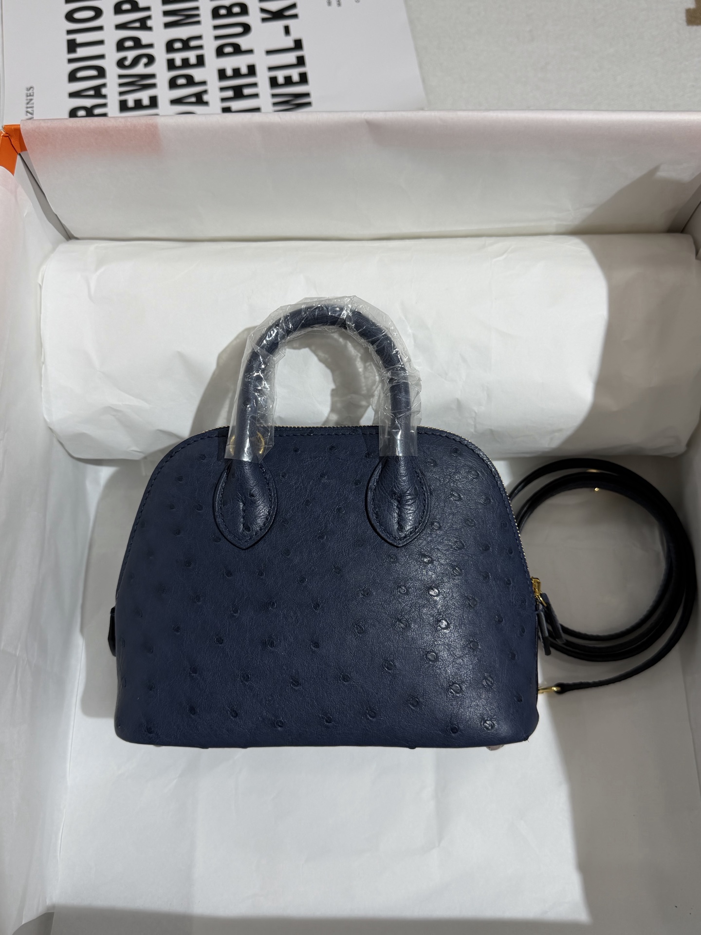 NO:851499,Ostrich skin bowling ball 18cm sapphire blue gold buckle in stock Mini bolide 18 ostrich,Hermes,hermes,ostrich skin,Hermes,19860909鸵鸟皮保龄球18cm 宝石蓝金扣现货 Mini bolide 18 ostrich,爱马仕,hermes,ostrich skin,Hermes,,Bag