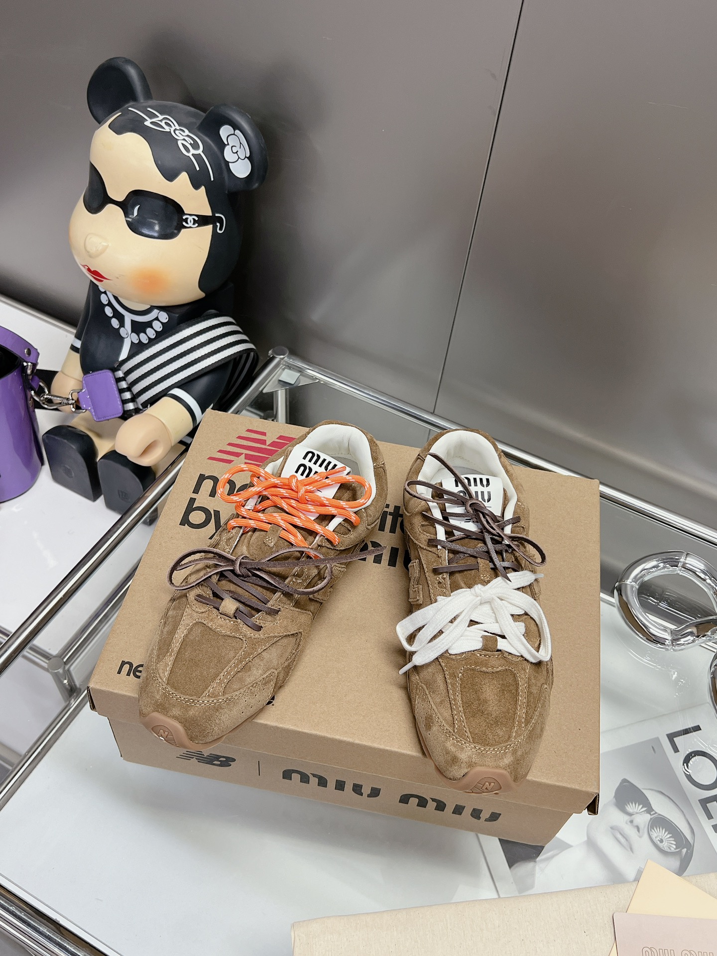 NO:231324,Miumiu x New Balance co-branded NB sneakers Miu Miu Miu The pair of sports sneakers co-branded with New Balance, which was released on the show, has been launched on major purchasing agents around the world. The Maillard color-matched flat shoes that were exposed on the show and are very lively. The pair of shoelaces, designed with a unique style, is very textured!  Very lightweight and versatile!  Fabric: Original custom cowhide Inner: Imported transparent mesh spliced ​​sheepskin sole: Original open mold beef tendon outsole, sole 2.5CM thick, size 35-40, casual shoes/sports shoes, miumiu, new balance, flats, sneakers, cowhide, sheepskin19860909Miumiu x New Balance 联名款NB运动鞋 Miu Miu 缪缪大秀上爆出的这双与New Balance 新百伦联名款运动 球鞋 后全球各大代购官网火爆上市. 走秀场曝光、非常留行的美拉德配色平底鞋,双鞋带设计、独特风格,非常有质感！上脚非常轻便 百搭！ 面料: 原版定制牛皮 内里: 进口透网布拼接羊皮里 鞋底: 原版开模牛筋大底 底厚2.5CM 码数35-40,休闲鞋/运动鞋,miumiu,new balance,flats,sneakers,cowhide,sheepskin,Women's Shoes