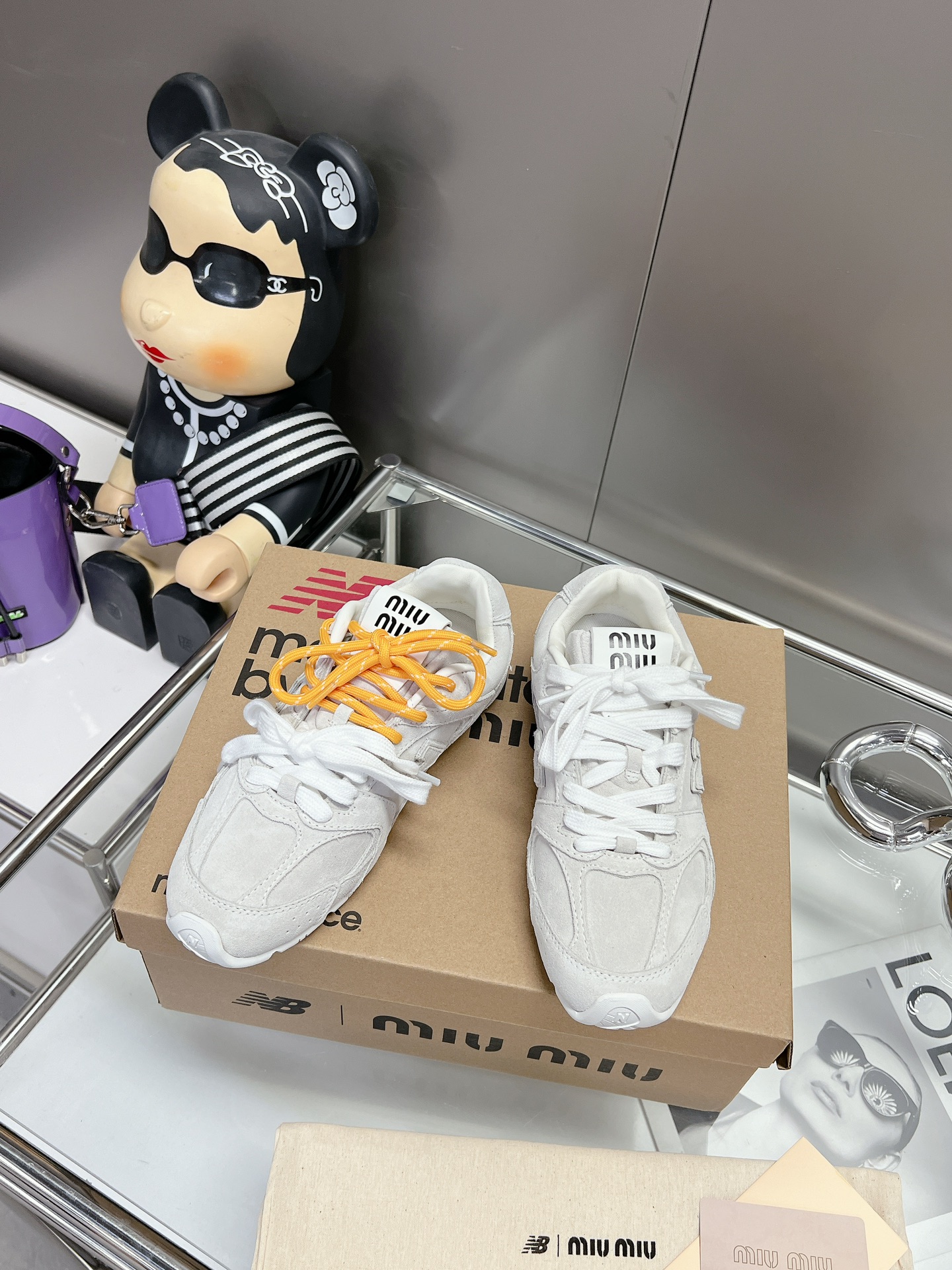 NO:231320,Miumiu x New Balance co-branded NB sneakers Miu Miu Miu The pair of sports sneakers co-branded with New Balance, which was released on the show, has been launched on major purchasing agents around the world. The Maillard color-matched flat shoes that were exposed on the show and are very lively. The pair of shoelaces, designed with a unique style, is very textured!  Very lightweight and versatile!  Fabric: Original custom cowhide Inner: Imported transparent mesh spliced ​​sheepskin sole: Original open mold beef tendon outsole, sole 2.5CM thick, size 35-40, casual shoes/sports shoes, miumiu, new balance, flats, sneakers, cowhide, sheepskin19860909Miumiu x New Balance 联名款NB运动鞋 Miu Miu 缪缪大秀上爆出的这双与New Balance 新百伦联名款运动 球鞋 后全球各大代购官网火爆上市. 走秀场曝光、非常留行的美拉德配色平底鞋,双鞋带设计、独特风格,非常有质感！上脚非常轻便 百搭！ 面料: 原版定制牛皮 内里: 进口透网布拼接羊皮里 鞋底: 原版开模牛筋大底 底厚2.5CM 码数35-40,休闲鞋/运动鞋,miumiu,new balance,flats,sneakers,cowhide,sheepskin,Women's Shoes