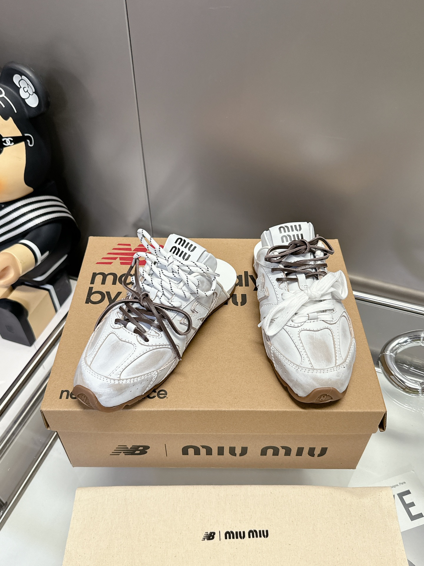 NO:747563,Miumiu  Using computer scanning to produce and assemble, from needlework to cow suede suede texture, the internal and external structure is perfectly reproduced [Deyi] The superimposed and layered wiring method is extremely complicated!  It takes 24S to make one pair of shoe uppers, which is equivalent to three pairs of shoes. The most sincere spring work. Imported cow suede fabric. Eco-friendly cotton sheepskin and mesh cloth inside the heel. Original TPU anti-slip outsole. Specific two-color laces plus genuine leather cut strips. Complex workmanship waste. Size 35-40 (41 made to order, non-refundable). P suede. Leather surface, casual shoes/sports shoes, miumiu, sneakers, sheepskin.19860909Miumiu X New Balance 早春联名走秀款 半拖 超级无敌大热门[得意]无论你如何穿搭请都不要放过这一双系列的运动鞋 非常好搭配！ 采用电脑扫描制作扫描组装,从针线到牛反绒反毛皮粗绒质地,完美复刻内外结构[得意]叠加分层走线做法,极其复杂！ 做一双鞋面相当于三双鞋子的工时24S最具诚意的开春之作 面料进口牛反毛 后跟内里环保棉羊皮加网布 大底原版TPU防滑大底 鞋带特定双色鞋带加真皮裁条鞋带做工复杂废料 Size35-40（41订做不退换） P绒面.皮面,休闲鞋/运动鞋,miumiu,sneakers,sheepskin,Women's Shoes