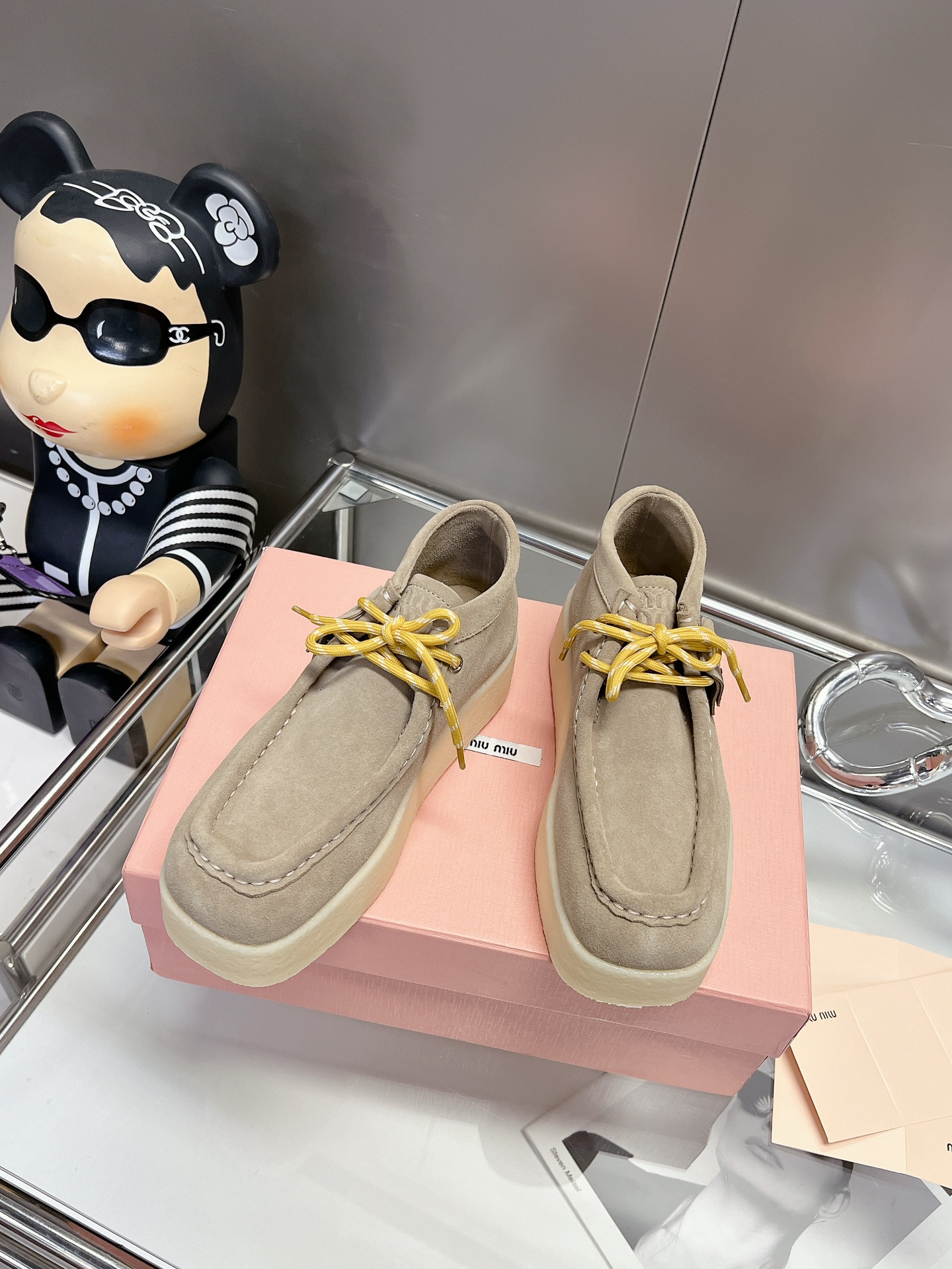 . ¡Los zapatos miumiu con cordones y punta cuadrada y suela gruesa, el nuevo diseñador de Miumiu este año, están a punt…