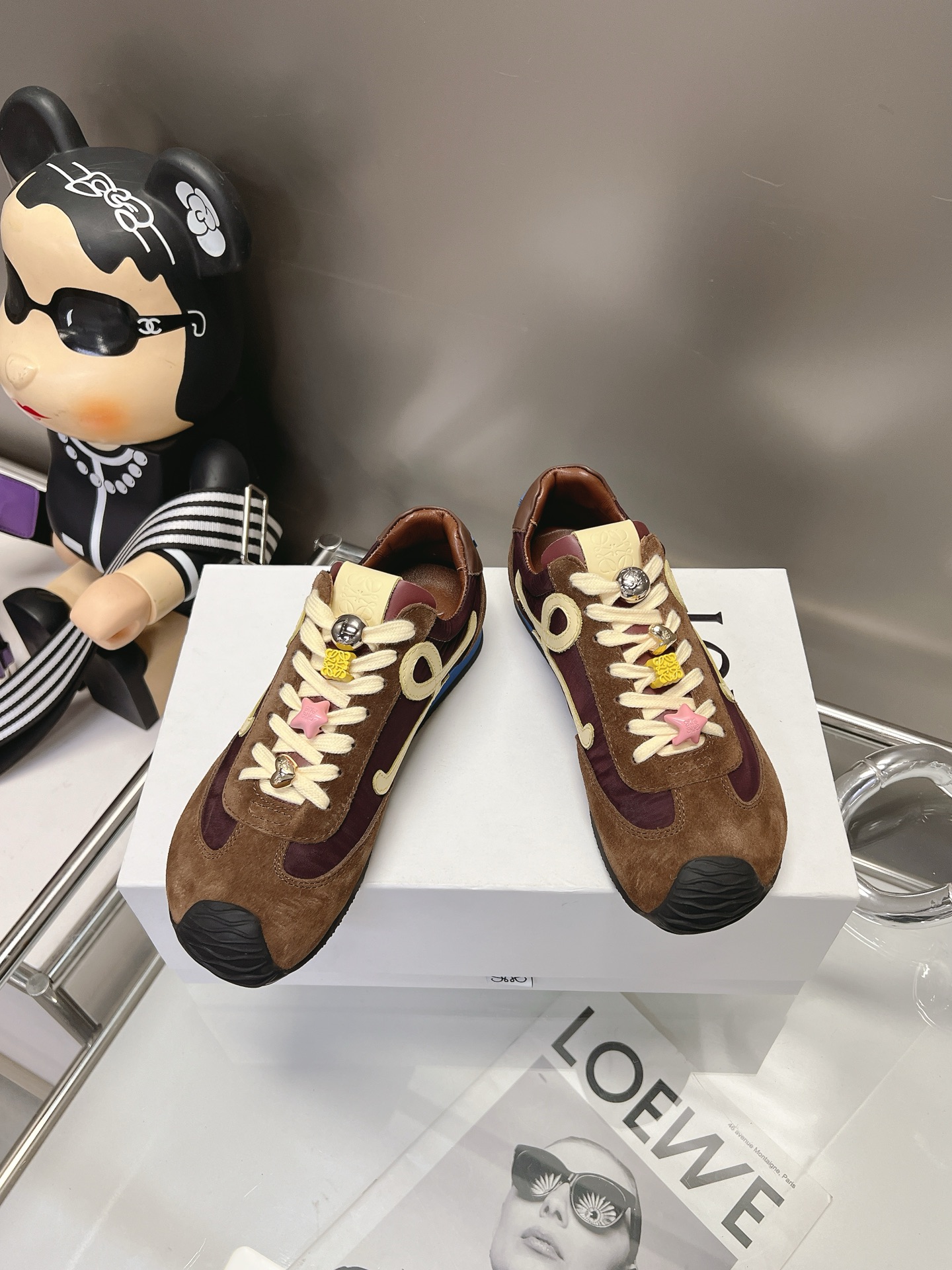 NO:256172,LOEWE original BALLET RUNNER2.0 LoewE ballet shoes!  Asymmetric toe style, Luo Yiwei's iconic design!  Super soft, light and flexible wave pattern original TPU bottom, (not ordinary rubber bottom) original cover   strong craft wrapping feeling, excellent comfort!  The 3D injection-molded rubber LOEWE logo on the heel gives this shoe a retro and elegant interpretation, and incorporates a modern feel and LOEWE unique style. The colors are super many to update pictures one after another. Size 35-40 (41 custom made), casual shoes/sports shoes, loewe, loewe, sneakers19860909LOEWE原版BALLET RUNNER2.0 罗意威芭蕾鞋！ 不对称鞋头造型,罗意威的标志性设计！ 超柔软、轻便且灵活的波浪纹原版TPU底,（不是普通橡胶底）原版套楦 猛帮工艺包裹感,舒适度一级棒！ 后跟3D注塑橡胶LOEWE徽标,赋予这款鞋复古优雅的诠释,并融入了现代感和LOEWE罗意威独特的风格. 颜色超级多陆续更新图片. 码数35-40（41定做）,休闲鞋/运动鞋,loewe,loewe,sneakers,Women's Shoes