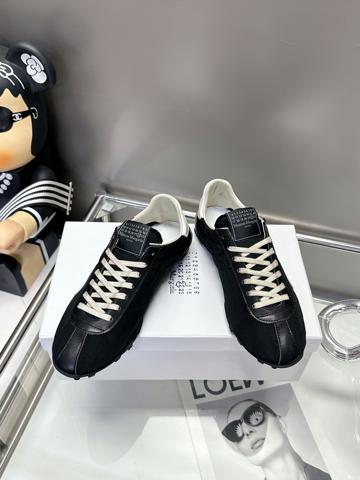 NO:231339,Size 35-40 Maison Margiela 2025 Spring and Summer Series New Model is available, the new Sprinters sneakers are made of old-fashioned nylon and retro-treated suede, inspired by retro running shoes. Through old-fashioned, stitching, splicing and other processes, the items are given a new life and beauty. The tongue is decorated with a classic digital logo, paired with an anti-slip spike sole, and the tail is decorated with an iconic white stitching logo, full of craftsmanship., casual shoes/sneakers, sneakers, chamois leather19860909码数35-40 Maison Margiela 2025春夏系列新款上架,新款 Sprinters运动鞋轮廓采用做旧感尼龙与复古处理麂皮制成,灵感来源于复古跑鞋.通过做旧、缝线、拼接等工艺,赋予单品新的生命和美感.舌头饰有经典的数字标志,搭配有防滑的钉状鞋底,鞋尾饰有标志性的白色缝线logo,充满工艺感.,休闲鞋/运动鞋,sneakers,chamois leather,Women's Shoes