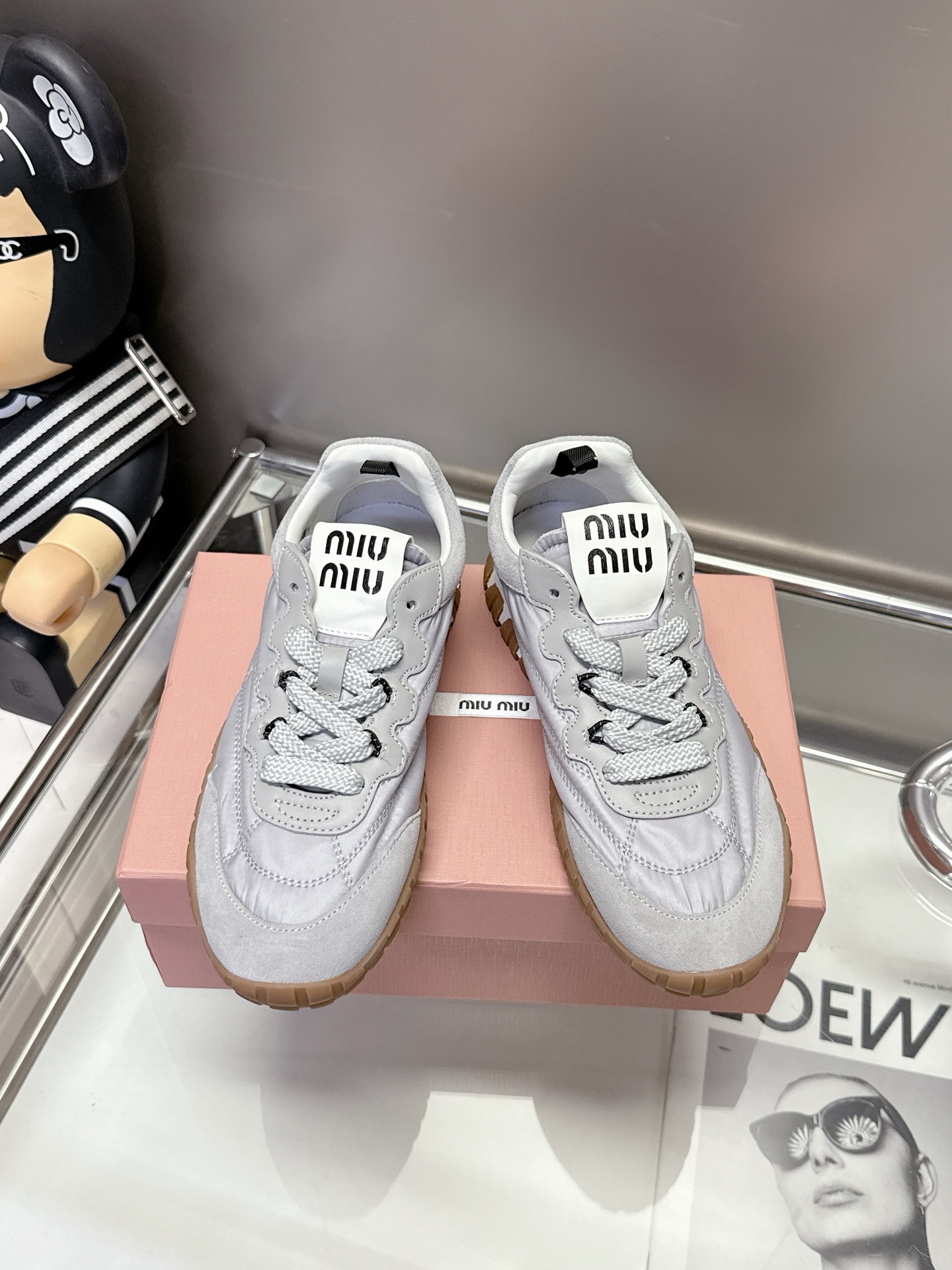 NO:231332,35-40 Miu miu25SS is the peak of its debut, it is really versatile and eye-catching~Miumiu25ss German training shoes, Miu Miu style is integrated into the simple lines of this thick-soled canvas sneaker, simple and not simple!  The chic logo is decorated on the tongue and back of the shoe, embellished with retro design, adding iconic elements!  The thick-soled design defines avant-garde modern style, is super light and soft, and the feet feels very comfortable!  Wear casual shoes that can be used to run!  , casual shoes/sports shoes, miumiu, sneakers19860909码数35-40 Miu miu25SS 出道即巅峰的,真的百搭又吸睛～miumiu25ss德训鞋,Miu Miu风格融于此款厚底帆布运动鞋的简约线条,简约又不简单！别致徽标饰于鞋舌与背面,点缀复古设计,平添标志性元素！厚底设计定义前卫的现代风格,超轻超软,脚感也很舒服！穿着去跑步都可以的休闲鞋！,休闲鞋/运动鞋,miumiu,sneakers,Women's Shoes