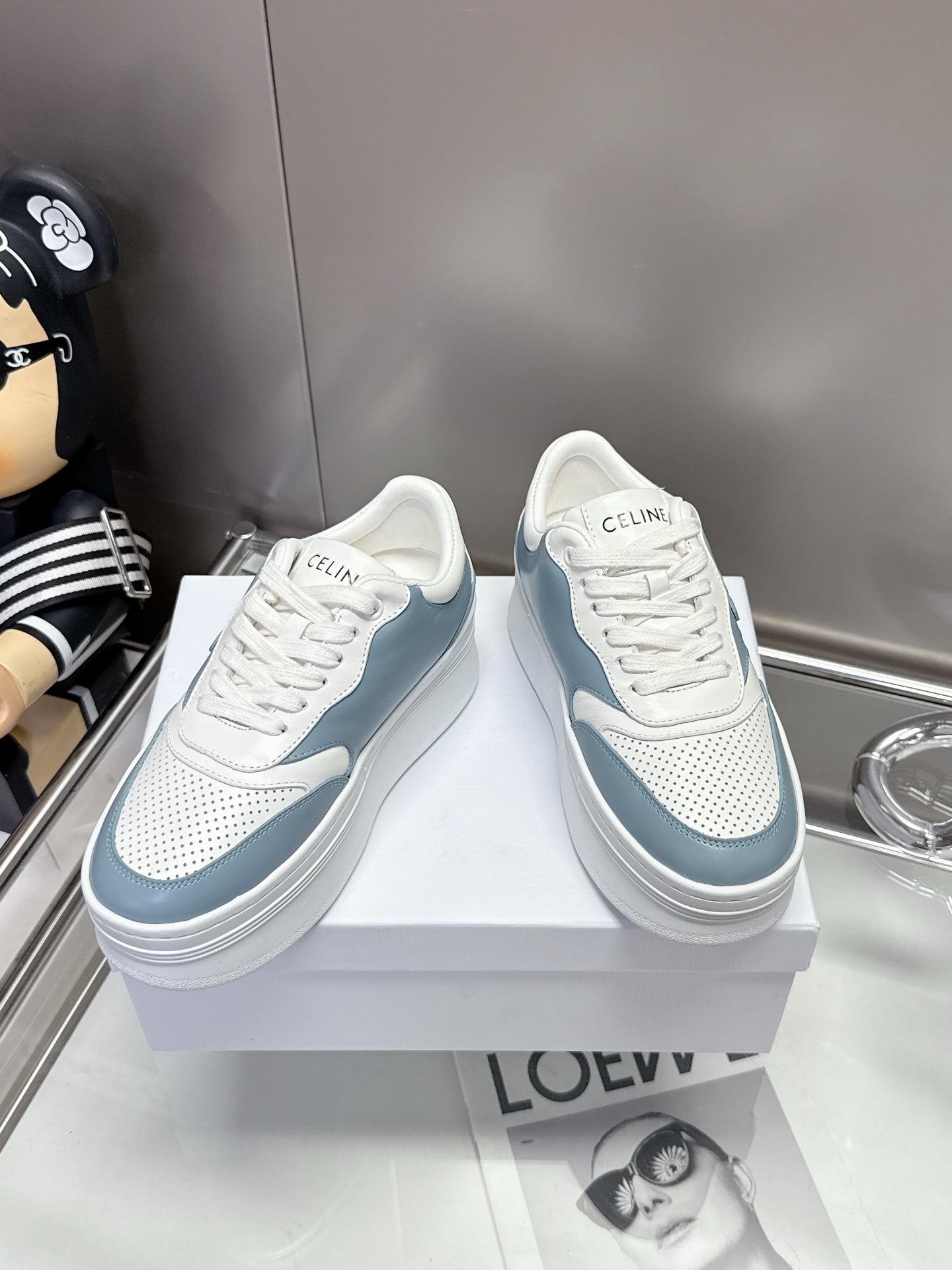 NO:747519,CELINE's 2025 spring and summer new Arc de Triomphe logo laces are simple, comfortable, clean and neat, and show off your slim legs. Whether worn alone or paired with wide-leg pants, high street and retro, let's make it a CELINE girl!  CELINE's sneakers perfectly combine exquisite craftsmanship with fashionable design. Every detail reveals the brand's ingenuity. If you are also looking for a pair of comfortable and fashionable sneakers, consider it. I believe you will fall in love with this unique charm. P, casual shoes/sports shoes, celine, celine, sneakers19860909CELINE赛琳2025春夏新款凯旋门徽标系带,简单舒服,干净利落,巨显腿细,无论是单穿还是搭配阔腿裤,高街又复古一起来做CELINE女孩！CELINE 赛琳的这款板鞋,将精湛工艺与时尚设计完美融合,每一处细节都透露着品牌的匠心独运.如果你也在寻觅一双舒适又时尚的板鞋,不妨考虑它,相信你会爱上这份独特的魅力.P,休闲鞋/运动鞋,celine,celine,sneakers,Women's Shoes