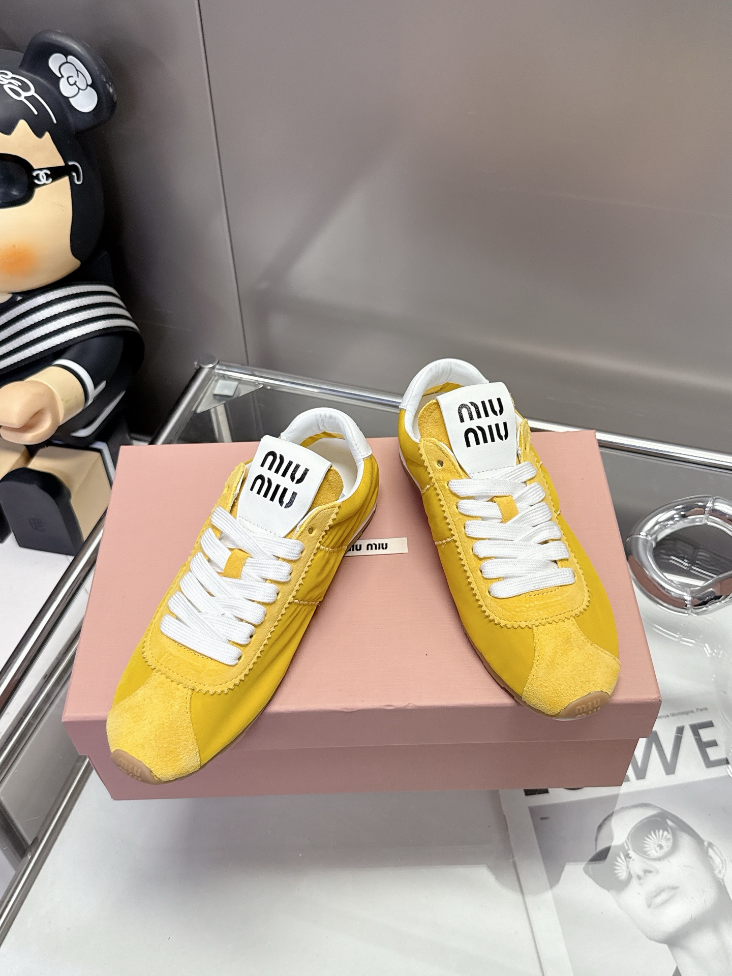 NO:241447,.35-40 miumiu2025 New Forrest Gundam training shoes for early spring show, giant and easy-to-wear moral training shoes, this style of Miao Miao, early spring show style of moral training shoes, simple and casual and unruly, retro appearance, and reflects the beauty of tannins. The whole pair of shoes is simple and fashionable, and the feet are very light and versatile!  , casual shoes/sports shoes, miumiu, sneakers19860909.35-40 miumiu2025 早春走秀新款阿甘德训鞋运动鞋, 巨巨巨好穿的德训鞋,缪缪这款,早春走秀款德训鞋,简单很随意不羁 复古颜值满分 又能体现单宁美感 整双鞋子设计简约时尚 上脚非常轻便而且百搭！,休闲鞋/运动鞋,miumiu,sneakers,Women's Shoes