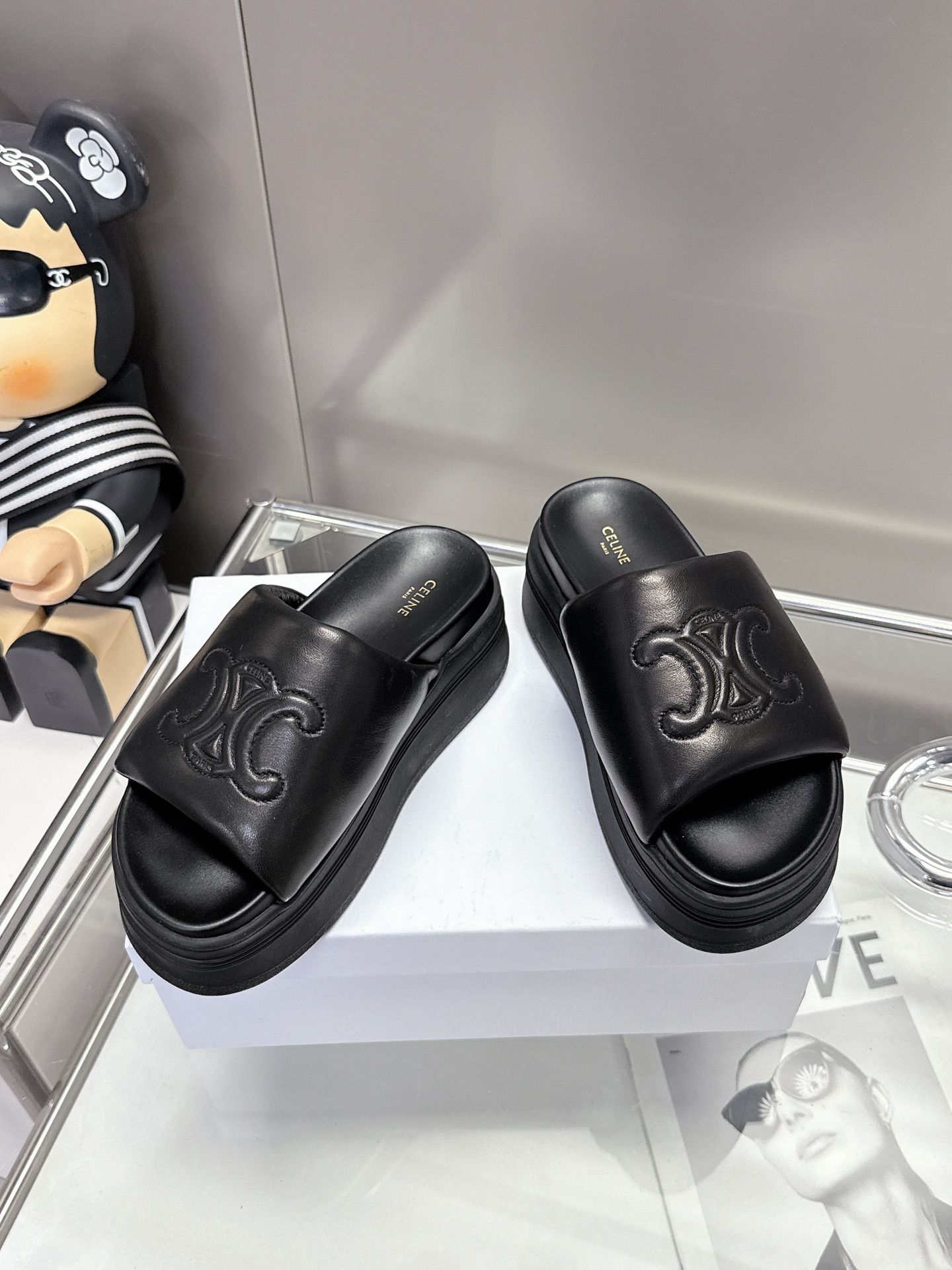 NO:241445,.35-40!  Celine Arc de Triomphe 25ss spring and summer thick-soled slippers have a high-end feel, very retro style, full of aura, very novel design style, high-end and very comfortable. The height-enhancing artifact imprinted celine logo highlights the brand's charm!  , casual shoes/sports shoes, celine, celine, sneakers, slippers19860909.35-40！ Celine 赛琳 凯旋门 25ss 春夏厚底拖鞋高级感十足、非常复古风、气场十足、设计风格非常新颖、高档且非常舒适.增高神器压印 celine 标志彰显品牌魅力！,休闲鞋/运动鞋,celine,celine,sneakers,slippers,Women's Shoes