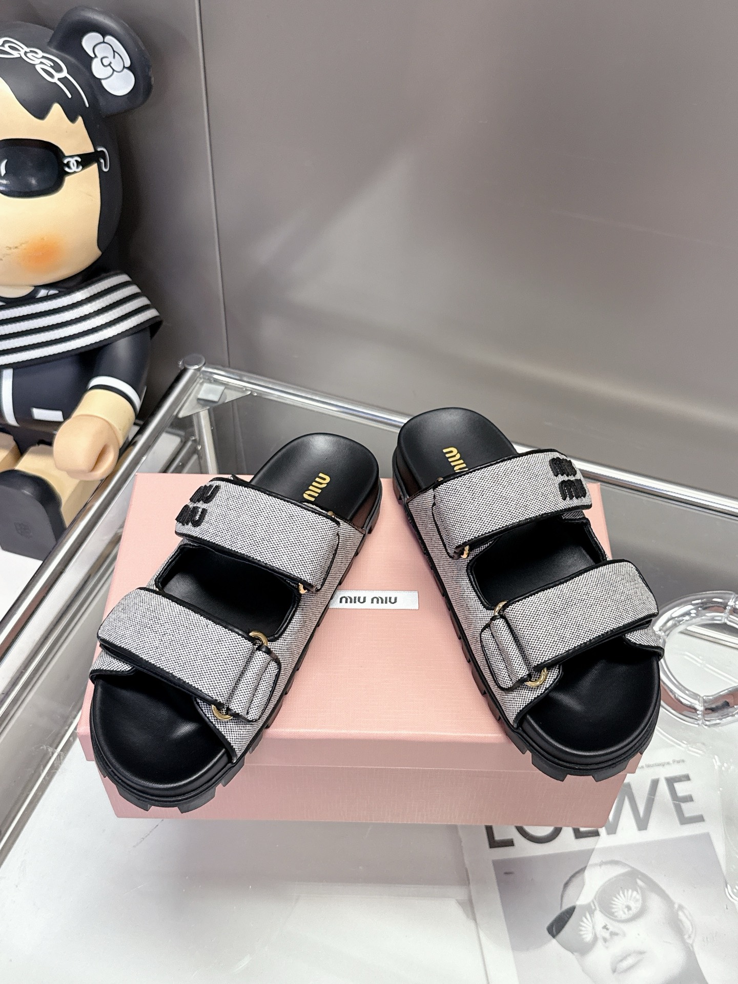 NO:445737,Miumi* Spring and Summer New Flat Lambskin Sandals and Slippers Top Version Zp Development Original Disassembly Sells The Normal Version on the Market, Miumiu is really too girly!  The inner sheepskin is super soft and glutinous, and the comfort is super high!  Upper high-end custom fabric, (color pair) inner lambskin, open mold rubber sole, size 35-41 (40.41 customization, no return and exchange, slippers, miumiu, sandals, slippers, sheepskin19860909Miumi*春夏新款平底小羊皮凉鞋拖鞋 顶级版本 Zp开发 原版拆卸 秒杀市面普通版本,miumiu真的太少女啦！内里羊皮超级软糯 舒适度超高！ 鞋面高级定制布面,（颜色对版） 内里小羊皮 鞋底开模橡胶底 码数35-41（40.41定制不退换,拖鞋,miumiu,sandals,slippers,sheepskin,Women's Shoes