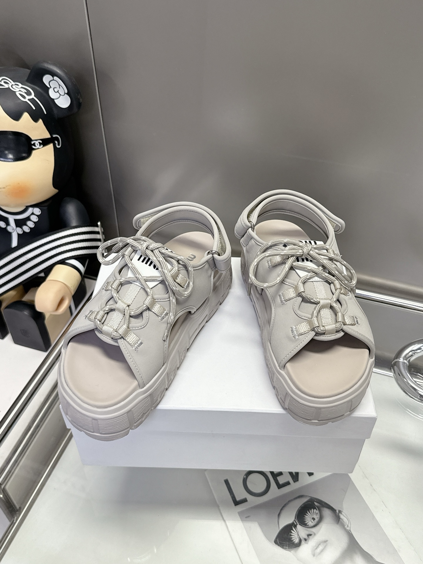 NO:445731,.Size 35-40. MiuMiu 2025 new thick-soled drawstring sandals, the focus is as soon as they appear. The summer treasure sandals that have been questioned countless times, are mysterious and cool, low-key and full of high-end feel. The upper is soft and delicate, and it shows a luxurious texture as the pace moves. The beige style is gentle and fresh, like a breeze under the warm spring sun, allowing you to instantly transform into a gentle goddess and interpret a casual and elegant temperament. The thick-soled design cleverly lengthens the leg lines, instantly becomes long legs, and easily controls various styles of wear. The drawstring elements are unique and unique, and can be adjusted freely according to the shape of the foot. It is not only practical, but also adds a lively and playfulness to the sandals, becoming the finishing touch of the overall shape. Sandals, miumiu, sandals19860909.码数35-40. MiuMiu 2025新款厚底抽绳凉鞋,一出场便是焦点.被追问无数次的夏日宝藏凉鞋,黑色款神秘而酷飒,低调中满是高级感,鞋面柔软细腻,随着步伐的移动,尽显奢华质感.米色款温柔又清新,如同春日暖阳下的一缕微风,让你瞬间化身温柔女神 ,演绎随性优雅的气质.厚底设计巧妙拉长腿部线条,秒变大长腿,轻松驾驭各种穿搭风格.抽绳元素个性又独特,可根据脚型自由调节,不仅实用,还为凉鞋增添了一份灵动俏皮,成为整体造型的点睛之笔 .,凉鞋,miumiu,sandals,Women's Shoes