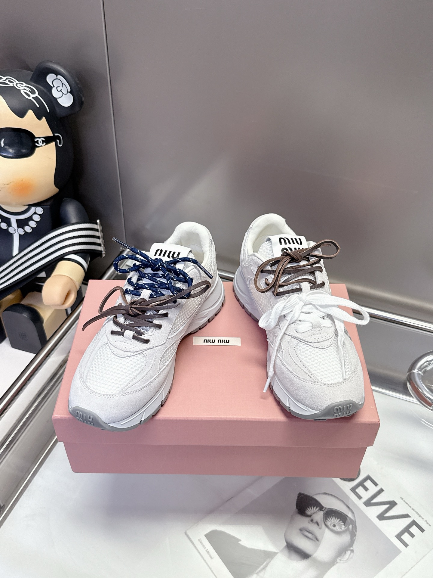 NO:747524,On the fashion stage, Miu Miu sneakers are the dazzling protagonist. The black and white style is a perfect fusion of personality and classics, with an uninhibited attitude; the all-white pair is like a pure poem, simple yet elegant. They are not only shoes, but also a symbol of self-expression, accompanying you through every fashion moment, leaving a unique footprint. Fabric Black and white cowhide + mesh (original craft) Lining sheepskin + mesh (original craft)  Outsole rubber + U (original craft), casual shoes/sports shoes, miumiu, sneakers, cowhide, sheepskin19860909在时尚的舞台上,Miu Miu运动鞋是耀眼的主角.黑白交织的款式,是个性与经典的完美融合,带着不羁的态度；全白的那一双,则如纯净的诗篇,简约而不失高雅.它们不仅是鞋子,更是表达自我的符号,陪伴你走过每一个时尚瞬间,留下独特的足迹. 面料黑白牛皮+网（原版工艺） 内里羊皮+网（原版工艺） 大底橡胶+U（原版工艺）,休闲鞋/运动鞋,miumiu,sneakers,cowhide,sheepskin,Women's Shoes