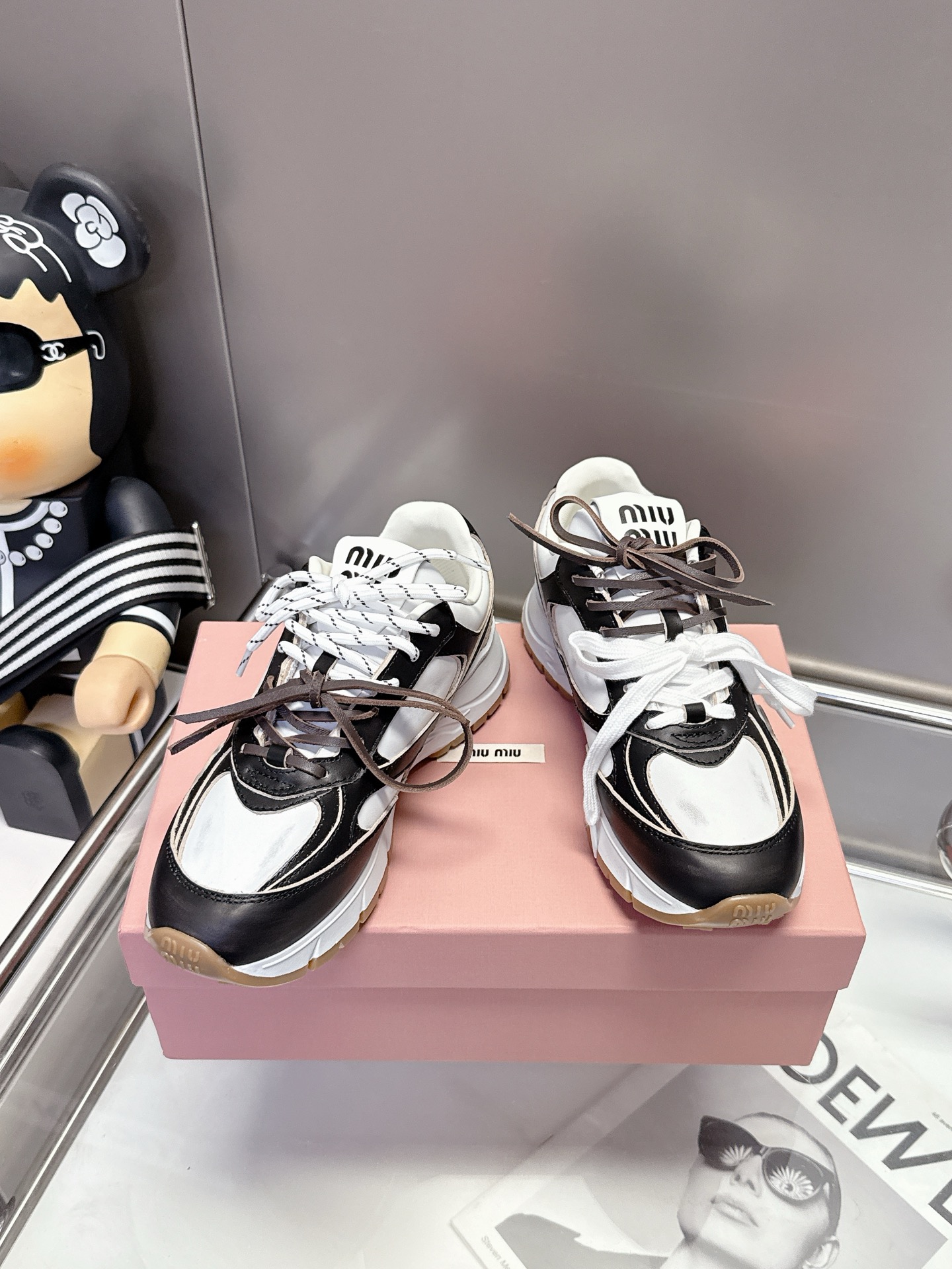 NO:747520,On the fashion stage, Miu Miu sneakers are the dazzling protagonist. The black and white style is a perfect fusion of personality and classics, with an uninhibited attitude; the all-white pair is like a pure poem, simple yet elegant. They are not only shoes, but also a symbol of self-expression, accompanying you through every fashion moment, leaving a unique footprint. Fabric Black and white cowhide + mesh (original craft) Lining sheepskin + mesh (original craft)  Outsole rubber + U (original craft), casual shoes/sports shoes, miumiu, sneakers, cowhide, sheepskin19860909在时尚的舞台上,Miu Miu运动鞋是耀眼的主角.黑白交织的款式,是个性与经典的完美融合,带着不羁的态度；全白的那一双,则如纯净的诗篇,简约而不失高雅.它们不仅是鞋子,更是表达自我的符号,陪伴你走过每一个时尚瞬间,留下独特的足迹. 面料黑白牛皮+网（原版工艺） 内里羊皮+网（原版工艺） 大底橡胶+U（原版工艺）,休闲鞋/运动鞋,miumiu,sneakers,cowhide,sheepskin,Women's Shoes