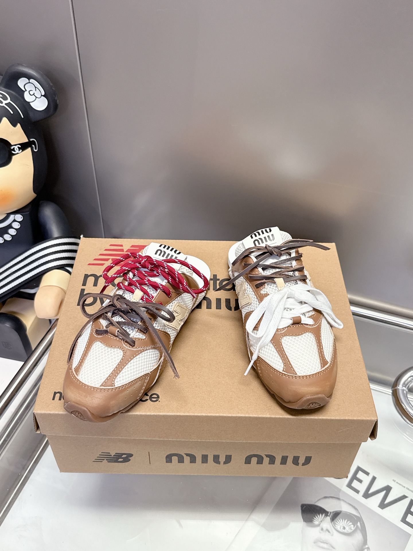 NO:650292,When breathable mesh meets fashionable leather, Miu  Miu half-flop sneakers are a perfect fusion of sport and elegance. The flexibility and lightness of the mesh give your feet room to breathe freely, and the exquisite texture of the leather highlights a luxurious style. They are cleverly spliced together, like a creative dialogue, colliding with unique fashion sparks. The half-flop design is casual and free.  , as if breaking free from the shackles, letting every step be filled with the breath of freedom. Whether you are strolling on the beach at the seaside or shuttling through the bustling city streets, this pair of shoes can make you the focus of attention and release your unique charm and personality. Casual shoes/sports shoes, miumiu, sneakers19860909当透气网面邂逅时尚皮革,Miu Miu半拖运动鞋演绎着运动与优雅的完美融合.网面的灵动轻盈,赋予双脚自由呼吸的空间,皮革的精致质感,彰显着奢华的格调.它们巧妙拼接,似一场创意的对话,碰撞出别具一格的时尚火花.半拖的设计,随性而洒脱,仿佛挣脱了束缚,让每一步都洋溢着自由的气息.无论是漫步于海边的沙滩,还是穿梭在繁华的都市街头,这双鞋都能让你成为目光焦点,尽情释放独特的魅力与个性.,休闲鞋/运动鞋,miumiu,sneakers,Women's Shoes