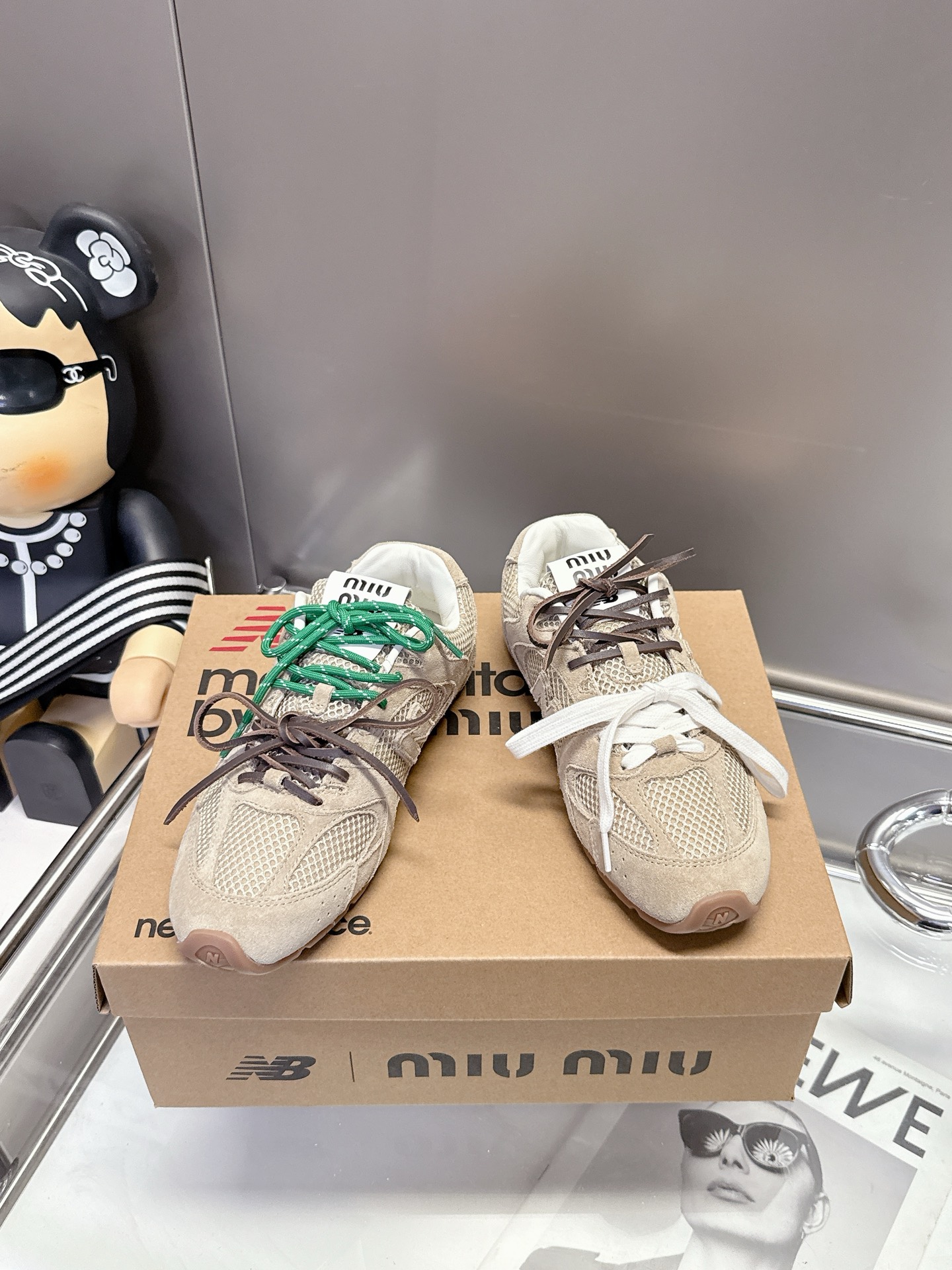 La moda no tiene por qué ser ostentosa y puede florecer libre y casualmente. Zapatillas Miu Miu de caña alta, la malla …