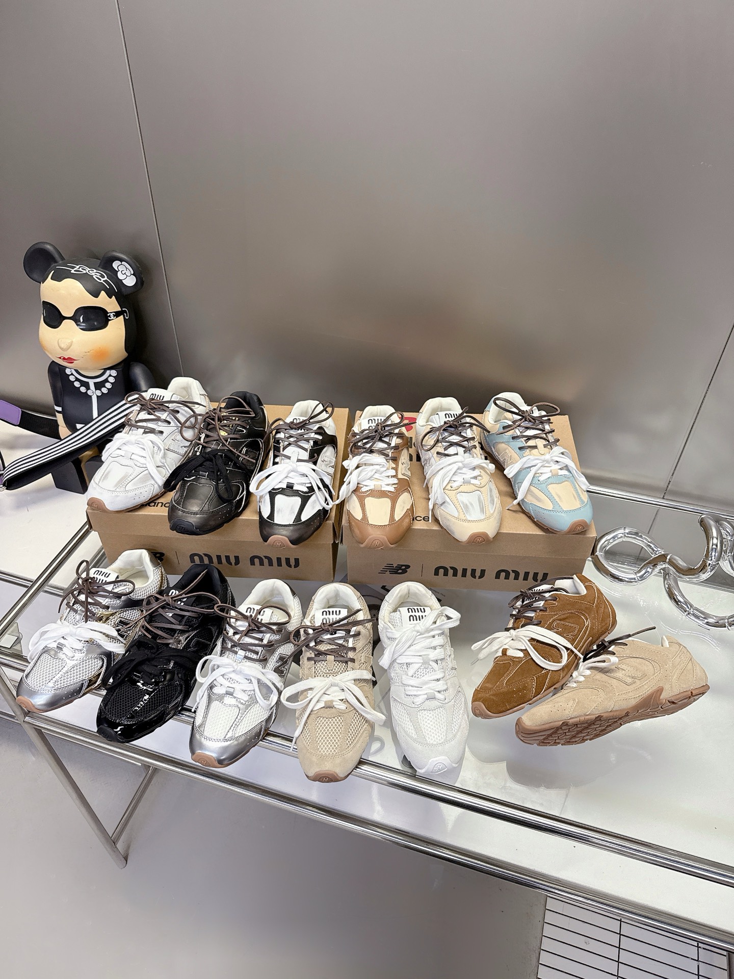 NO:650288,Fashion does not need to be flamboyant, free and easy to bloom. Miu Miu full-top sneakers, mesh meets leather, colliding with wonderful sparks of breathability and texture. Colorful splicing, like jumping notes, plays a movement of personality and vitality. Every step is at the forefront of the trend, releasing the uninhibited soul in the city, leading the free and easy fashion. P mesh suede. Cowhide, casual shoes/sports shoes, miumiu, sneakers, cowhide19860909时尚无需张扬,自在随性绽放.Miu Miu满帮运动鞋,网面邂逅皮面,碰撞出透气与质感的奇妙火花.彩色拼接,如同跳跃的音符,奏响个性与活力的乐章.每一步,都踏在潮流前沿,释放都市里的不羁灵魂,引领自在洒脱的风尚.P网面绒面.牛皮面,休闲鞋/运动鞋,miumiu,sneakers,cowhide,Women's Shoes