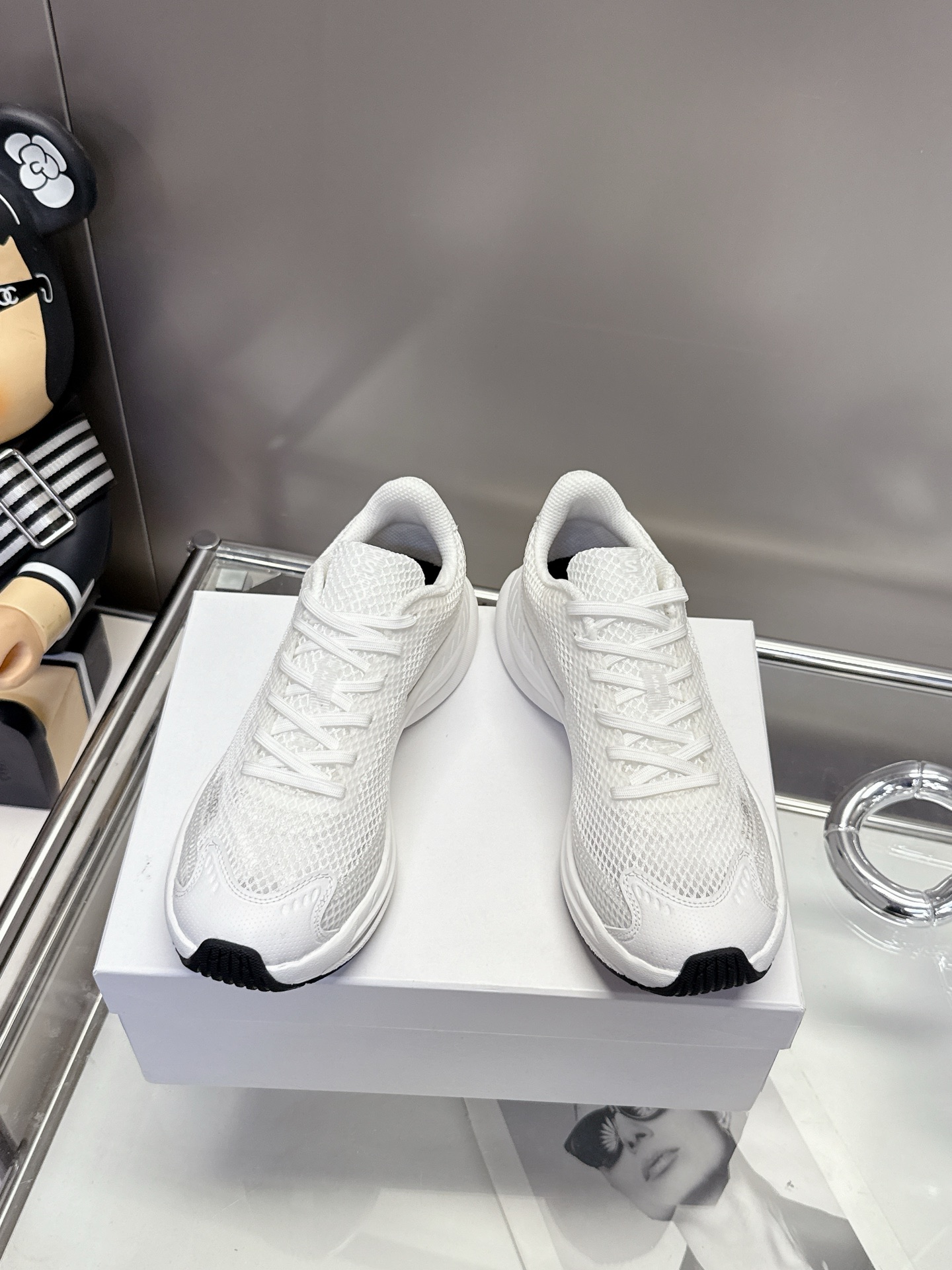 NO:439089,The connection between Salomon and MM6 Maison Margiela, Salomon's joint low-top running shoes, Pe experimental fashion × professional running shoes, style and function parallel, SALOMON professional running sole + cushioning midsole, light and close to the ground, run without worries. The minimalist design language is blessed by MM6, with a low-key integrated upper wrap, comfortable and fit, suitable for daily life and commuting. The deconstructive aesthetics of MIM6 are deeply integrated with Salomon's innovative technology fabrics, drawing inspiration from running, meeting the needs of free layering, and accurately integrating style, comfort and function into urban life. Wear it, break the convention, release yourself, and start your pioneering trend journey!  , equipped with airplane folding box, size 35-40., Casual shoes/sports shoes,masion margiela,sneakers19860909Salomon（萨洛蒙）与MM6 Maison Margiela的联,萨洛蒙联名低帮跑鞋,Pe实验时尚 ×专业跑鞋,风格与功能并行,SALOMON 专业跑底＋缓震中底,轻盈贴地,畅跑无忧今 MM6 极简设计语言加持,低调中见锋芒一体式鞋面包裹,舒适贴合,适合日常与通勤. MIM6的解构主义美学与 Salomon的创新科技面料深度交融,从跑步运动中汲取灵感,满足自由叠穿需求,将风格、舒适与机能精准融入都市生活.穿上它,打破常规,释放自我,开启属于你的先锋潮流之旅！ ,配飞机折叠盒,码数35-40.,休闲鞋/运动鞋,masion margiela,sneakers,Women's Shoes