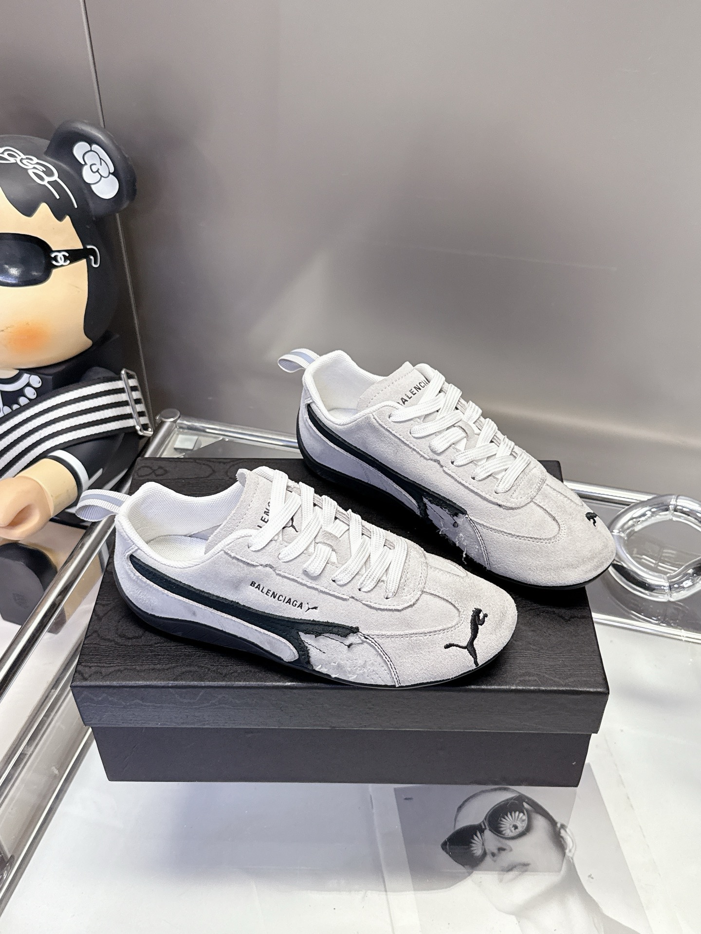 NO:445782,.Digitals 35-40 (41 custom made) Puma x Balenciaga co-branded racing shoes family, the fashion circle is doing big things again!  Puma and Balenciaga join forces to make a big move!  As soon as I saw this pair of shoes, I was firmly grasped. The design inspiration comes from racing shoes. The entire shoe body is super low and the lines are extremely smooth. You can instantly feel the speed and passion when you put it on. Moreover, the old style has its own 'wasteland sense', full of high-end feeling!  The iconic Puma Cougar Logo and Balenciaga brand logo cleverly blend, highlighting the unique identity of the joint brand., casual shoes/sports shoes, balenciaga, sneakers19860909.码数35-40（41定做） Puma x Balenciaga联名赛车鞋家人们,时尚圈又搞大事啦！Puma和 Balenciaga联手放大招！ 一看到这双鞋,就被狠狠拿捏住了它的设计灵感源自 赛车鞋,整个鞋身超低趴,线条流畅得不行,上脚瞬间就能感受到满满的速度与激情.而且那做旧风格,自带“废土感”,高级感拉满！ 标志性的Puma美洲狮 Logo和 Balenciaga的品牌标识巧妙融合,彰显出联名的独特身份.,休闲鞋/运动鞋,balenciaga,sneakers,Women's Shoes