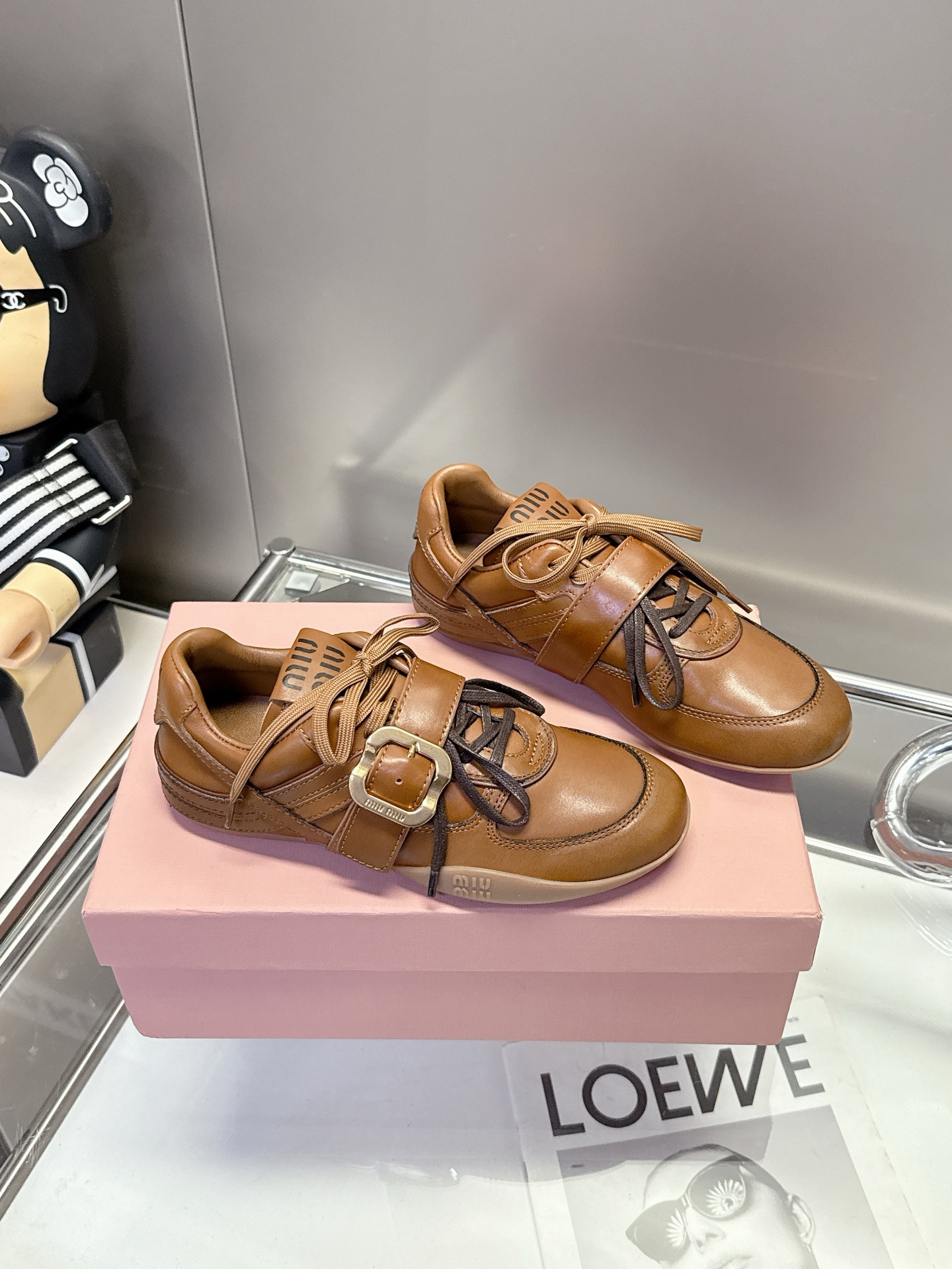 NO:559964,'Retro New Chapter' Miu-style waxed calfskin shoes reconstruct the fashion gene with ingenious craftsmanship. Select vintage waxed calfskin, which becomes more and more textured with time. Every texture is a footnote of craftsmanship; the finishing touch of the metal fashion buckle bursts out retro tension in the details, locking the high-end style with one buckle; embellished with artistic flowers, blending romance and personality, every step is a statement of fashion attitude.  When the Internet celebrity's traffic code of the same style meets classic craftsmanship, this pair of shoes becomes the style anchor in the wardrobe - sweet or rustic, retro and avant-garde, allowing you to always be a unique taste player in the fashion wave. Size 5-41. (41 customized) P, leather shoes, miumiu, cowhide19860909「复古新章」Miu式打蜡小牛皮鞋履,以匠心工艺重构时尚基因 甄选复古打蜡小牛皮,历经时光沉淀愈显质感,每一道纹理都是匠心的注脚； 点睛金属时尚带扣,于细节处迸发复古张力,一扣锁定高阶穿搭格调； 缀饰艺术花饰,将浪漫与个性熔铸,每一次迈步都是时尚态度的宣言. 当网红同款的流量密码邂逅经典匠造,这双鞋履便成了衣橱里的风格锚点——可甜可飒,亦复古亦先锋,让你在时尚浪潮中,始终是独树一帜的品位玩家. 码数5-41.（41定制） P,皮鞋,miumiu,cowhide,Women's Shoes