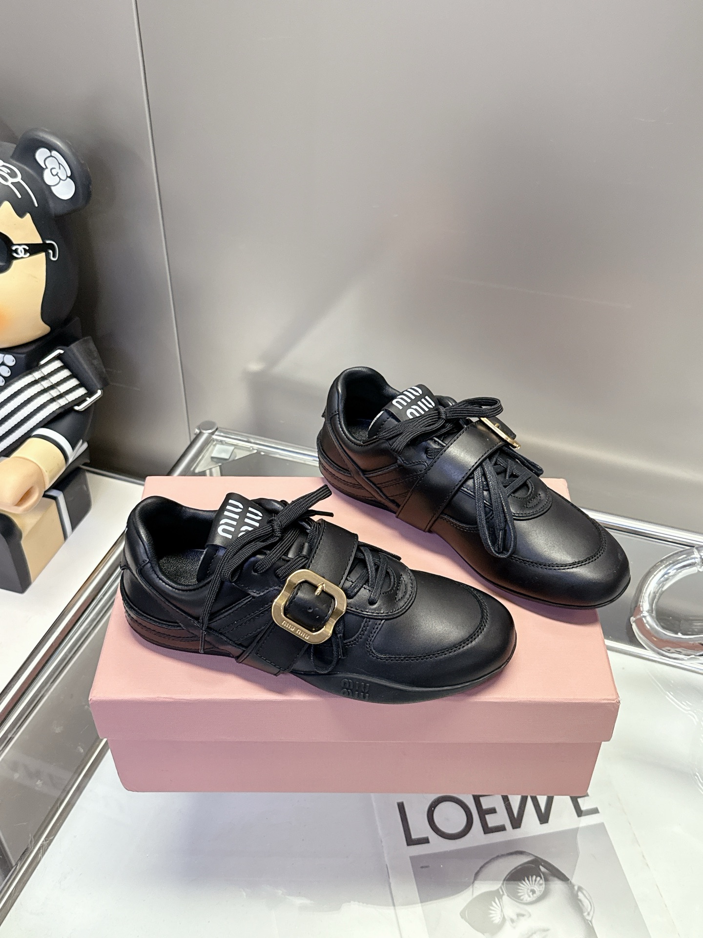 NO:559967,'Retro New Chapter' Miu-style waxed calfskin shoes reconstruct the fashion gene with ingenious craftsmanship. Select vintage waxed calfskin, which becomes more and more textured with time. Every texture is a footnote of craftsmanship; the finishing touch of the metal fashion buckle bursts out retro tension in the details, locking the high-end style with one buckle; embellished with artistic flowers, blending romance and personality, every step is a statement of fashion attitude.  When the Internet celebrity's traffic code of the same style meets the classic craftsmanship, this pair of shoes becomes the style anchor in the wardrobe - sweet or rustic, retro and avant-garde, allowing you to always be a unique taste player in the fashion wave. Size 5-41. (41 customized), leather shoes, miumiu, cowhide19860909「复古新章」Miu式打蜡小牛皮鞋履,以匠心工艺重构时尚基因 甄选复古打蜡小牛皮,历经时光沉淀愈显质感,每一道纹理都是匠心的注脚； 点睛金属时尚带扣,于细节处迸发复古张力,一扣锁定高阶穿搭格调； 缀饰艺术花饰,将浪漫与个性熔铸,每一次迈步都是时尚态度的宣言. 当网红同款的流量密码邂逅经典匠造,这双鞋履便成了衣橱里的风格锚点——可甜可飒,亦复古亦先锋,让你在时尚浪潮中,始终是独树一帜的品位玩家. 码数5-41.（41定制）,皮鞋,miumiu,cowhide,Women's Shoes