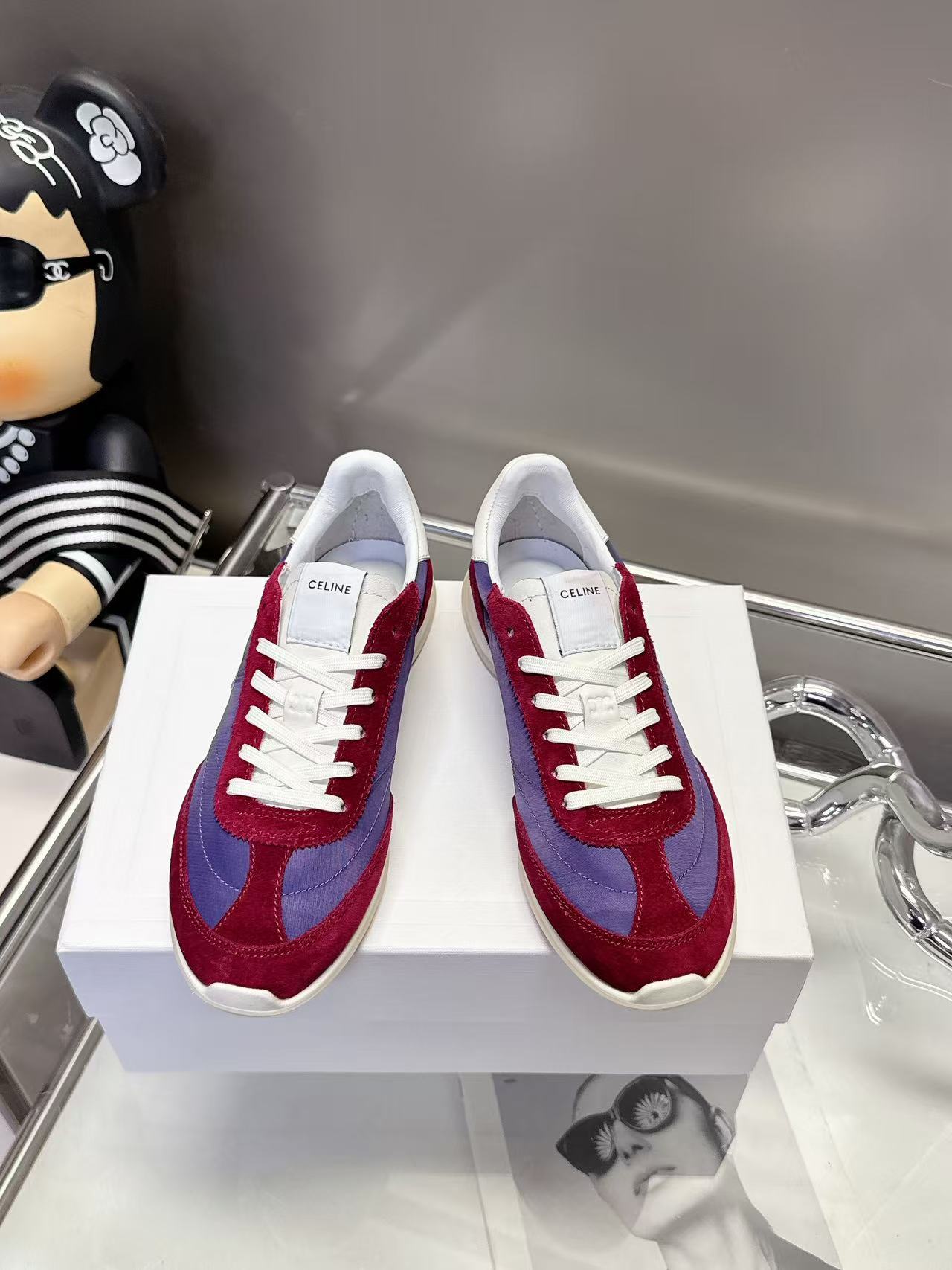 NO:747512,p. New color. Size 35-40 (41 custom-made) Celine Racer women's vanilla low-top sneakers, exquisitely reinterpret the sports style of the 1970s, blending nostalgic charm with modern elegance. Racer as Celine  A brand new member of the shoe series, the lightweight silhouette embodies relaxed Parisian fashion and brings all-day comfort. The upper is crafted from nylon, suede calfskin and smooth calfskin, and the rich texture combination enhances the design of retro running shoes. Its construction combines breathability and structure, making it a perfect fit for both casual and advanced casual looks. The iconic Triomphe  Embodying the brand's refined aesthetic, the logo is embroidered on the side panels and embossed on the heel, paying homage to Celine's heritage in a subtle yet luxurious way. Featuring a soft vanilla hue, the Celine Racer Sneaker blends clean lines and premium materials for a simple yet impactful style!  ,casual shoes/sports shoes,celine,sneakers,cowhide19860909p.新色.码数35-40（41定做） Celine Racer女士香草色低帮运动鞋,精致地重新诠释了1970 年代的运动风格,将怀旧魅力与现代优雅融为一体.Racer 作为Celine 鞋履系列的全新成员,以轻盈的鞋型,展现轻松随意的巴黎时尚,带来全天舒适体验.鞋面采用尼龙、绒面小牛皮和光滑小牛皮精制而成,丰富的纹理组合提升了复古跑鞋的设计感.其结构兼顾透气性和结构感,无论是休闲造型还是高级休闲装扮,都能完美契合.标志性的 Triomphe 标志体现了该品牌的精致美学,绣在侧面板上,并压印在后跟处,以微妙而奢华的方式致敬Celine 的传统,Celine Racer 运动鞋采用柔和的香草色调,融合了简洁的线条和优质的材料,营造出简约而又具有影响力的风格！,休闲鞋/运动鞋,celine,sneakers,cowhide,Women's Shoes