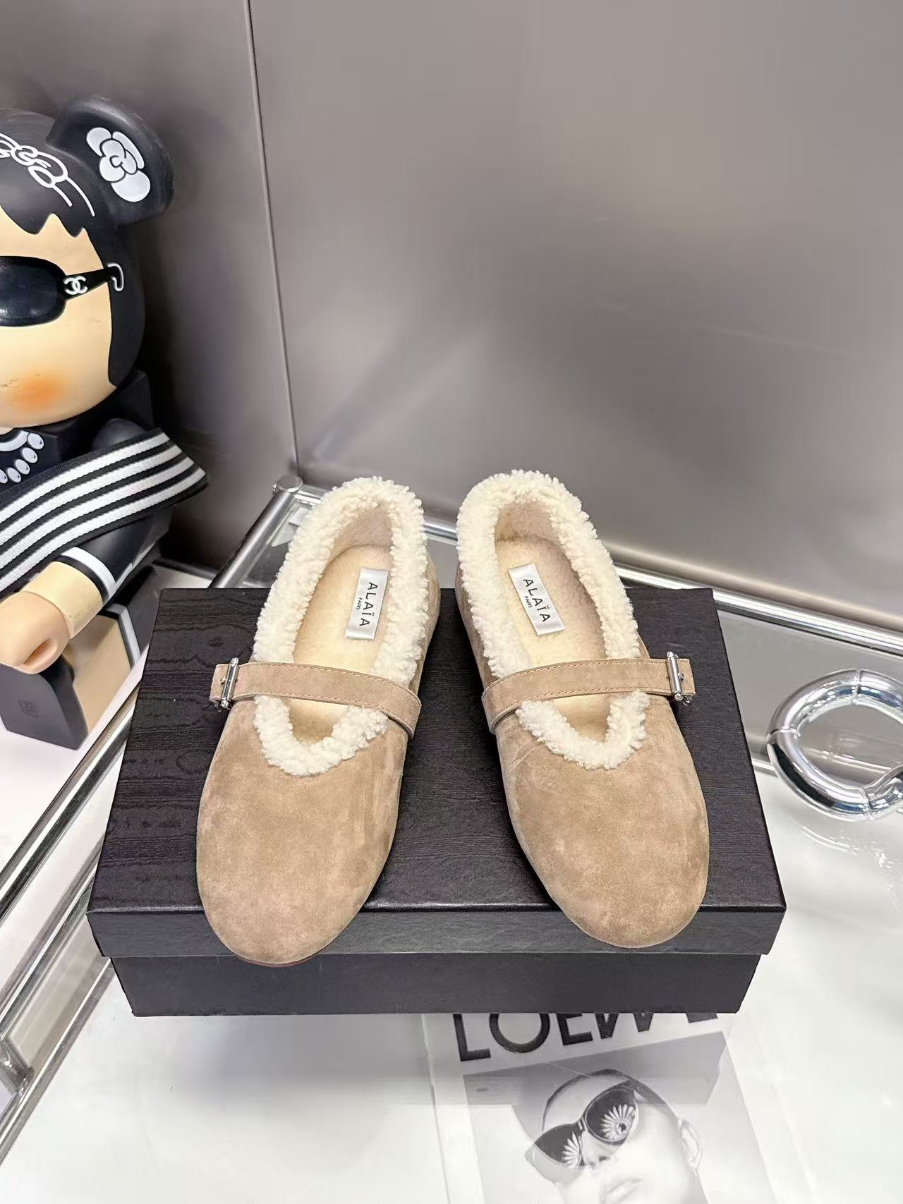 NO:629727,35-40 (41 customized) 2025 ALAIA’s popular Mary Jane is here!  Mary Jane can also be dressed warmly and beautifully in winter. Who is the Mary Jane Controller?  I couldn’t walk when I saw this pair!  The wool lining is soft and wraps the feet in warmth. The suede texture is high-end and gentle, and the metal buckle design is full of retro feeling~ Khaki, black, and brown are available in three colors. They are perfect with coats or sweaters. Mary Jane is free in winter. This pair is clearly arranged for you #ALAIAExplosive #Mary Jane Shoes #2025Autumn and Winter Must-have #Winter Warm Shoes, Furry Shoes, alaia, mary jane, sweaters, chamois leather1986090935-40（41定做） 2025 ALAIA爆款玛丽珍来啦！冬天也能把玛丽珍穿得又暖又美 谁是玛丽珍控？看到这双直接走不动路！羊毛内里软乎乎的,把脚裹在温暖里,麂皮质感高级又温柔,金属扣设计复古感拉满~ 卡其、黑、棕三色可选,配大衣、搭毛衣都绝绝子,冬天的玛丽珍自由,这双给你安排得明明白白 #ALAIA爆款 #玛丽珍鞋 #2025秋冬必入 #冬日暖鞋,毛毛鞋,alaia,mary jane,sweaters,chamois leather,Women's Shoes