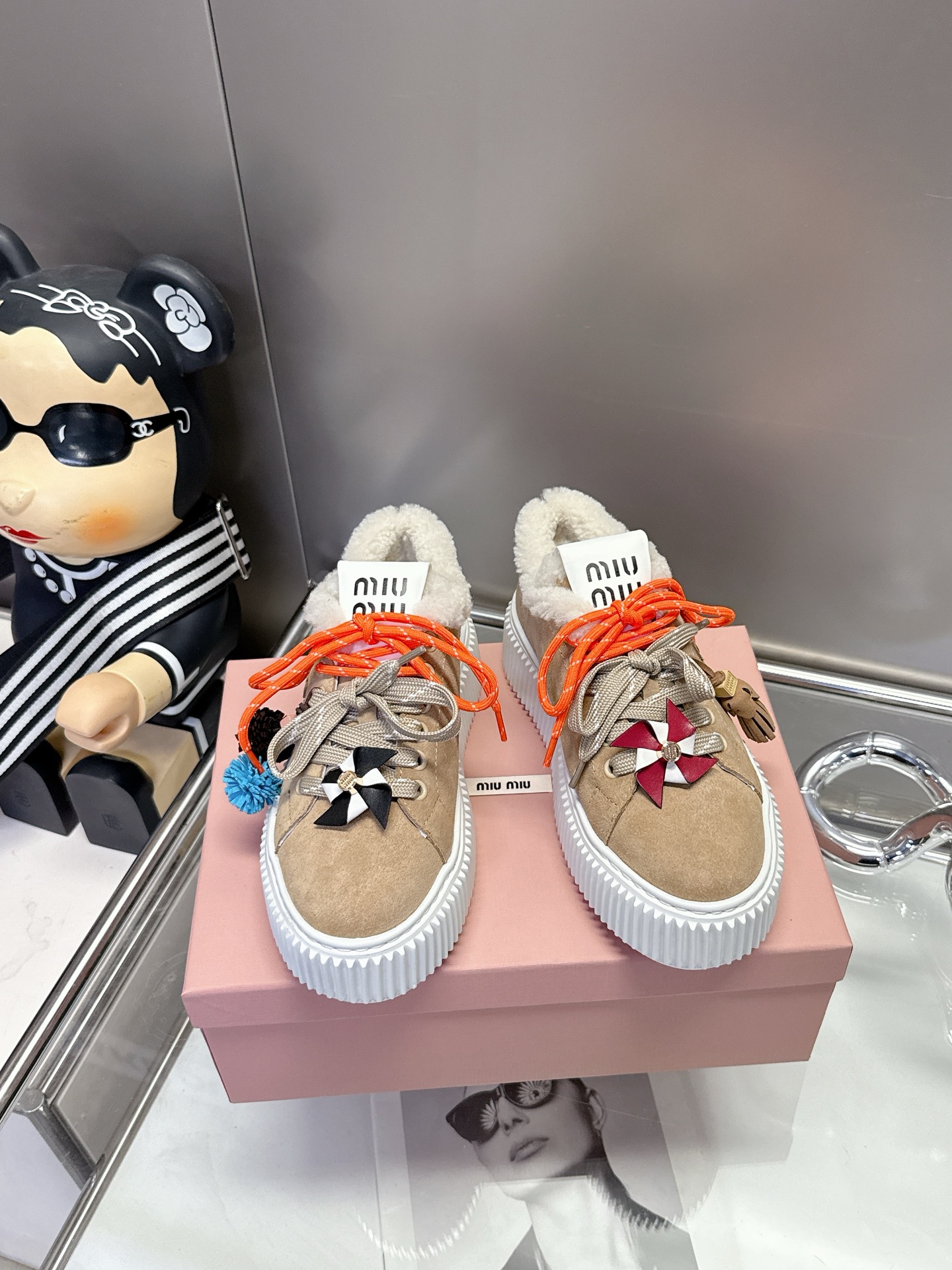 NO:667772,(Accessories) MIUMIU’s autumn and winter trend is in three tones of khaki/brown/apricot, with real fur-covered feet to keep warm, thick soles to create comic legs, and a hanging flower accessory. It has all the sweetness, coolness, and elegance~ In the cold weather, the 'small stove by the feet + styling tool' will instantly numb your feet!  Size 5-40. (41 customized), casual shoes/sports shoes, fur shoes, miumiu, sneakers19860909（配饰花）MIUMIU这波秋冬王炸卡其/棕/杏三色调,真毛里裹脚暖,厚底踩出漫画腿,配饰吊花一缀,甜酷贵气全拿捏~冷天里的“脚边小火炉+造型利器”,上脚直接赢麻！ 码数5-40.（41定制）,休闲鞋/运动鞋毛毛鞋,miumiu,sneakers,Women's Shoes
